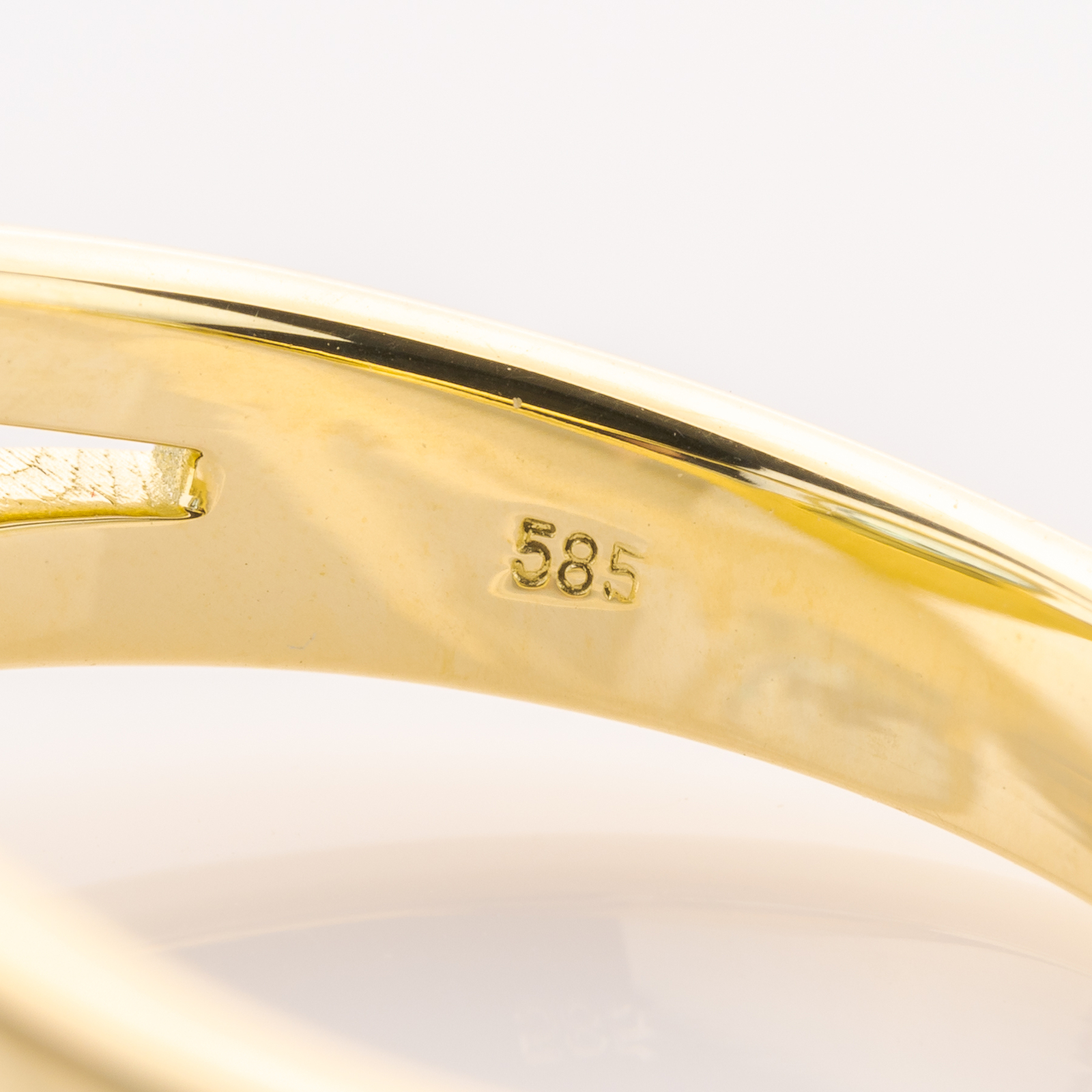14k gold ring with an aquamarine