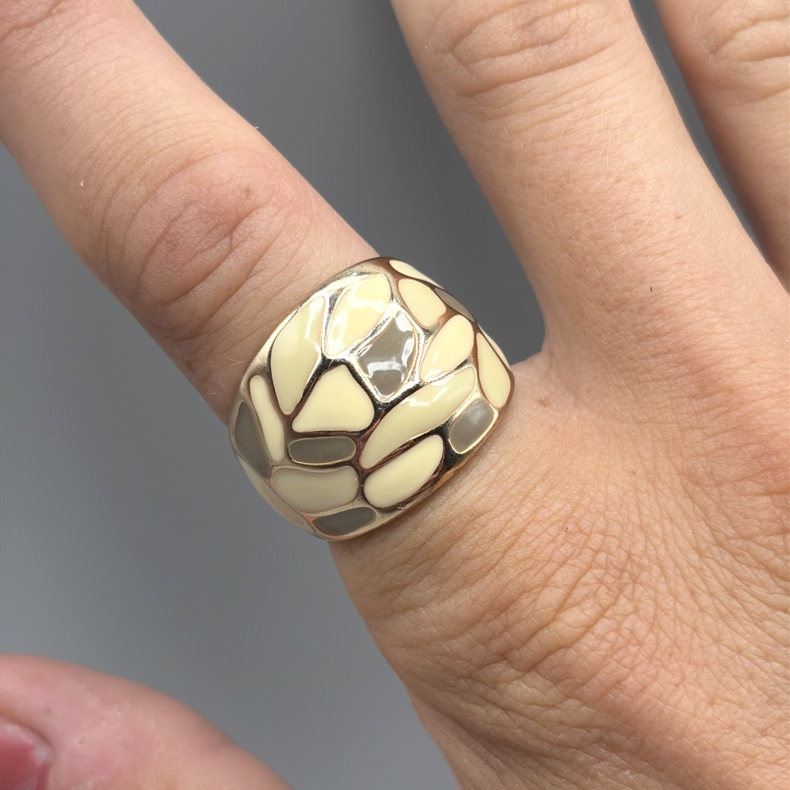 Vintage Enamel Dome Ring Gold Tone Cream Beige Mosaic Stained Glass Style – 7.5