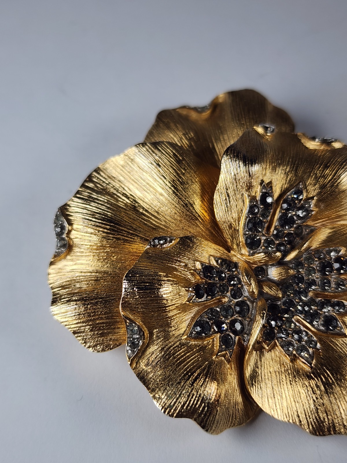 ELEGANT ALFRED PHILIPPE CROWN TRIFARI PAVE’ TRIFANIUM PANSY FLORAL BROOCH TG1