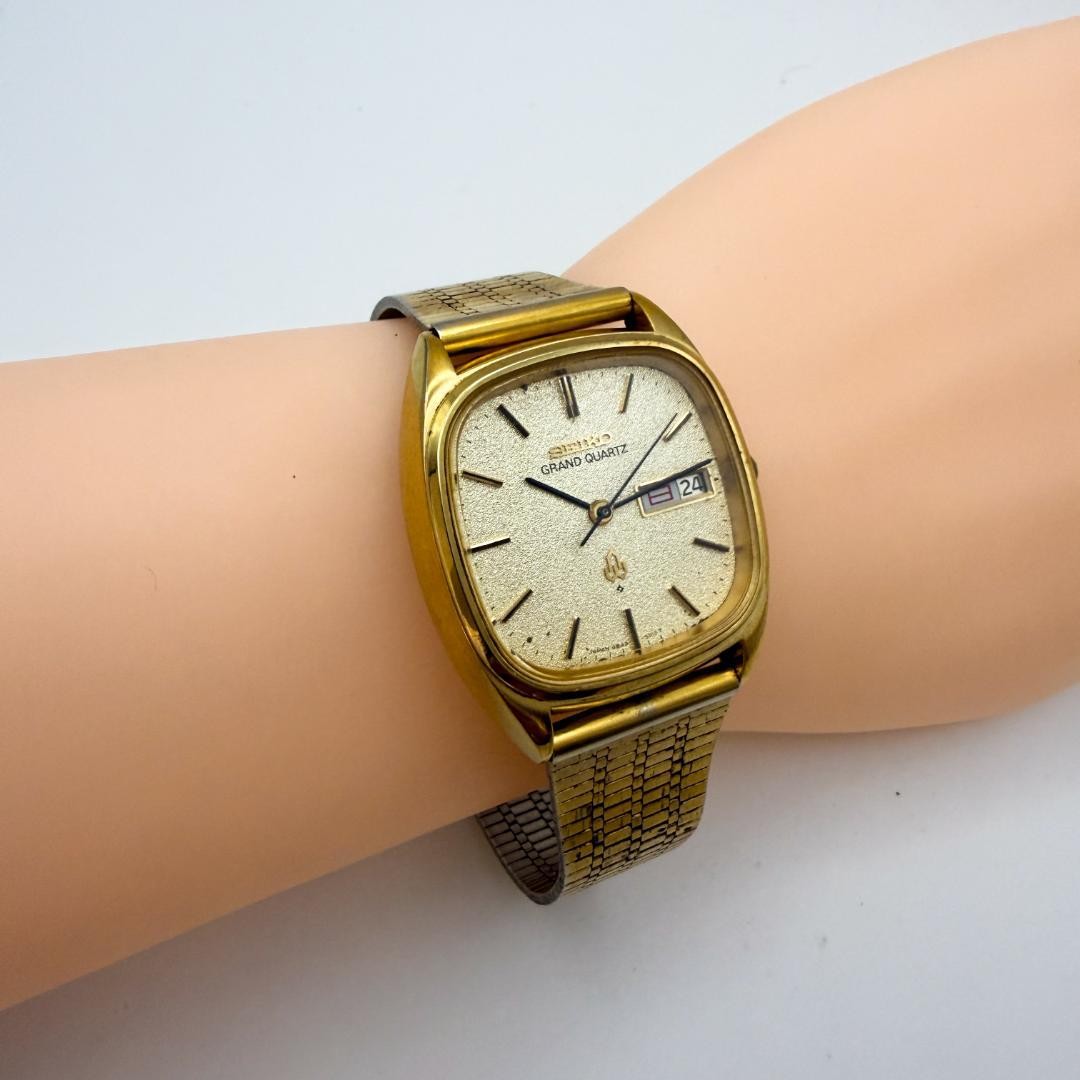 Seiko 4842-5100 Quartz Mens Wristwatch Gold Dial 31.9mm 17.5cm Running Photo