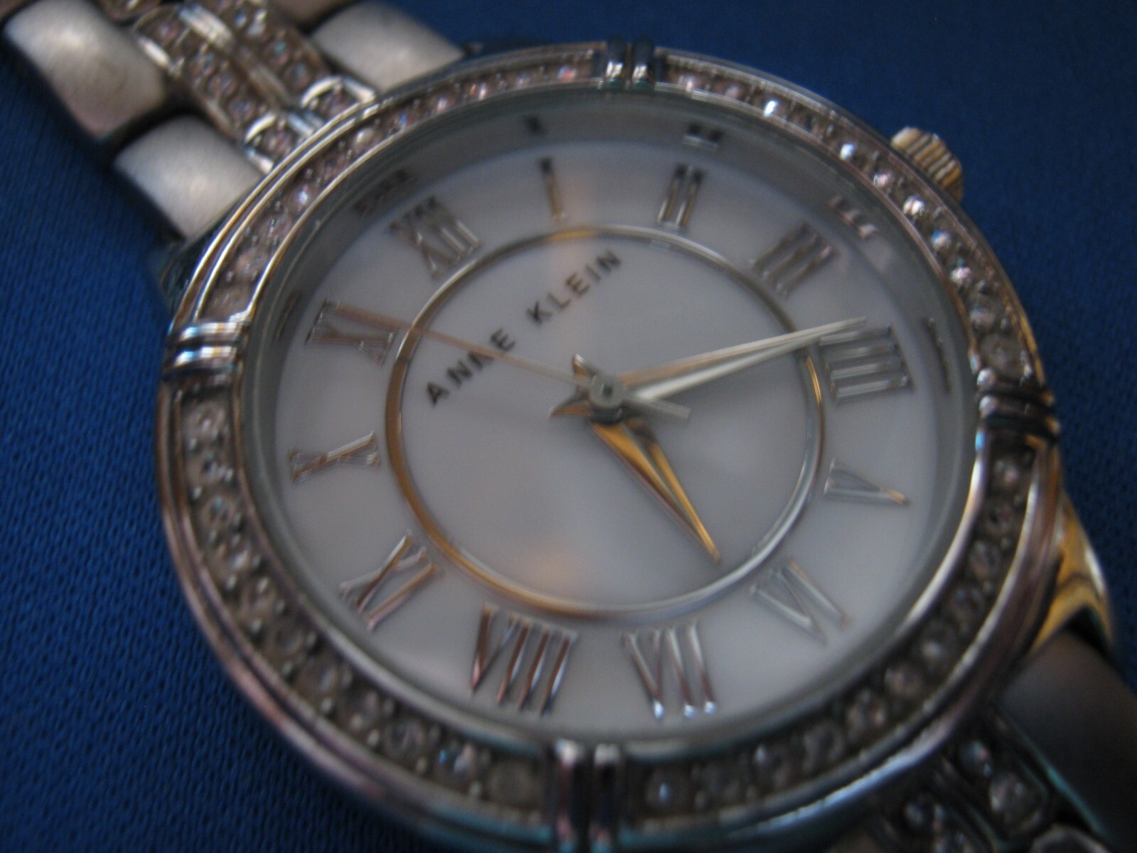 Anne Klein AK/2019 Fashion Quartz Watch with Metal Bracelet New BAttery