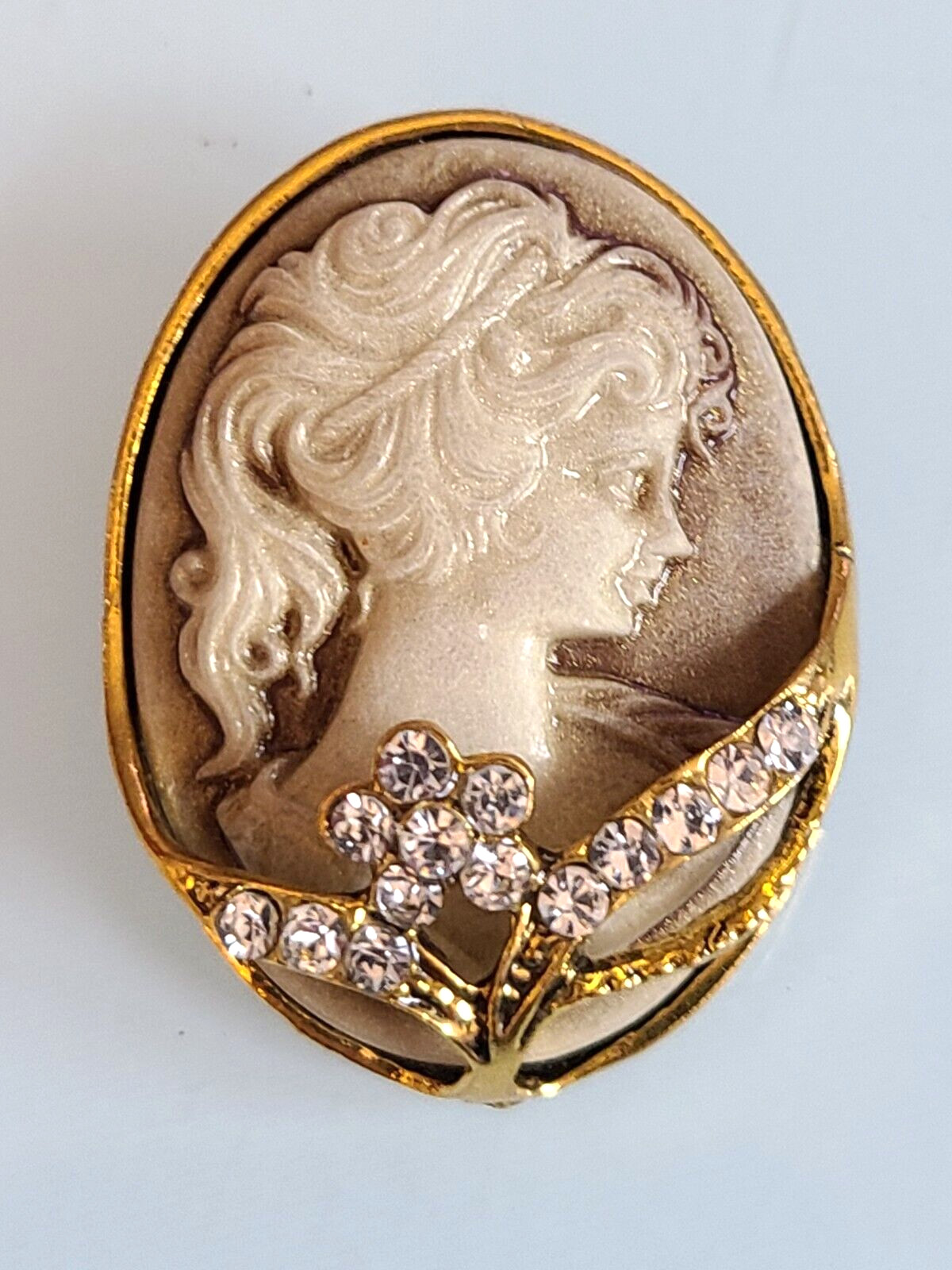 GORGEOUS 1 1/2 INCH DIMENSIONAL RESIN RHINESTONE CAMEO FLOWERS BROOCH PIN WOW