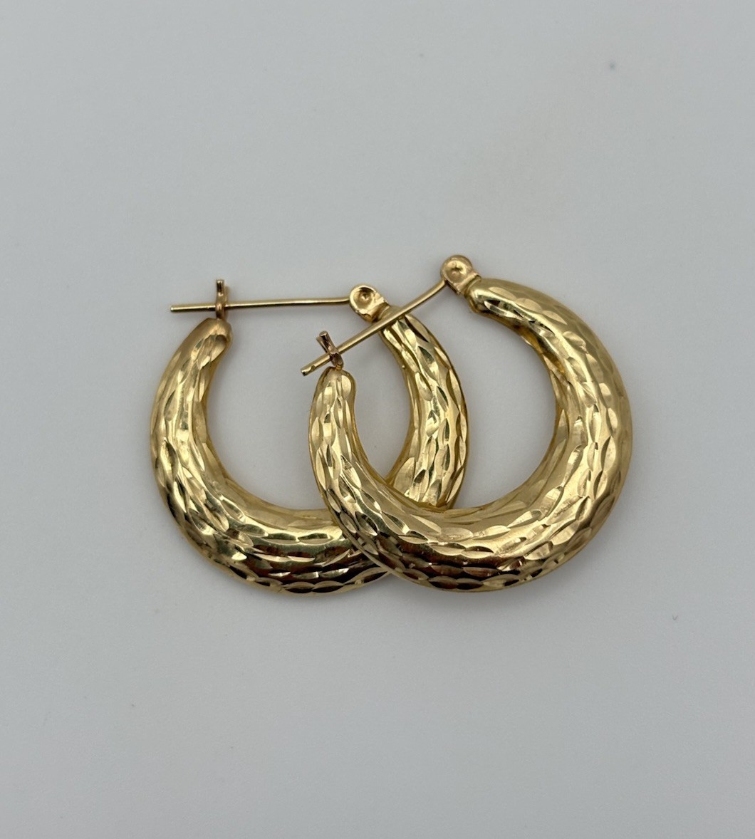 Vintage Pair 14K Gold Diamond Cut Hoop Earrings Lever Back Closure 1.77 Grams