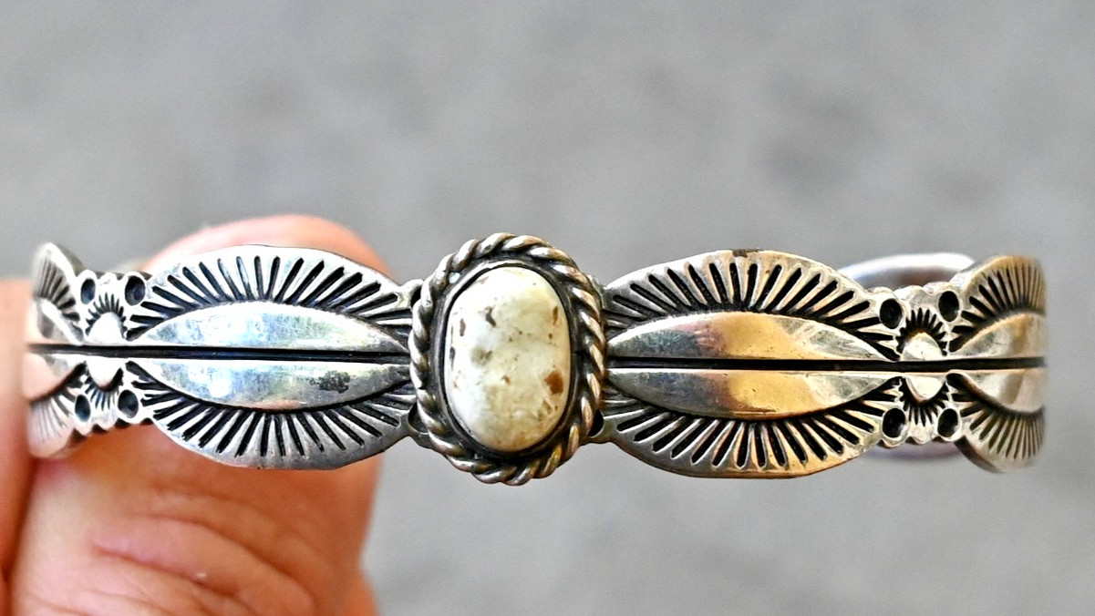 Navajo Cuff by L Hildreth Sterling & White Buffalo 6 7/8″ fit 29 grams! NICE!