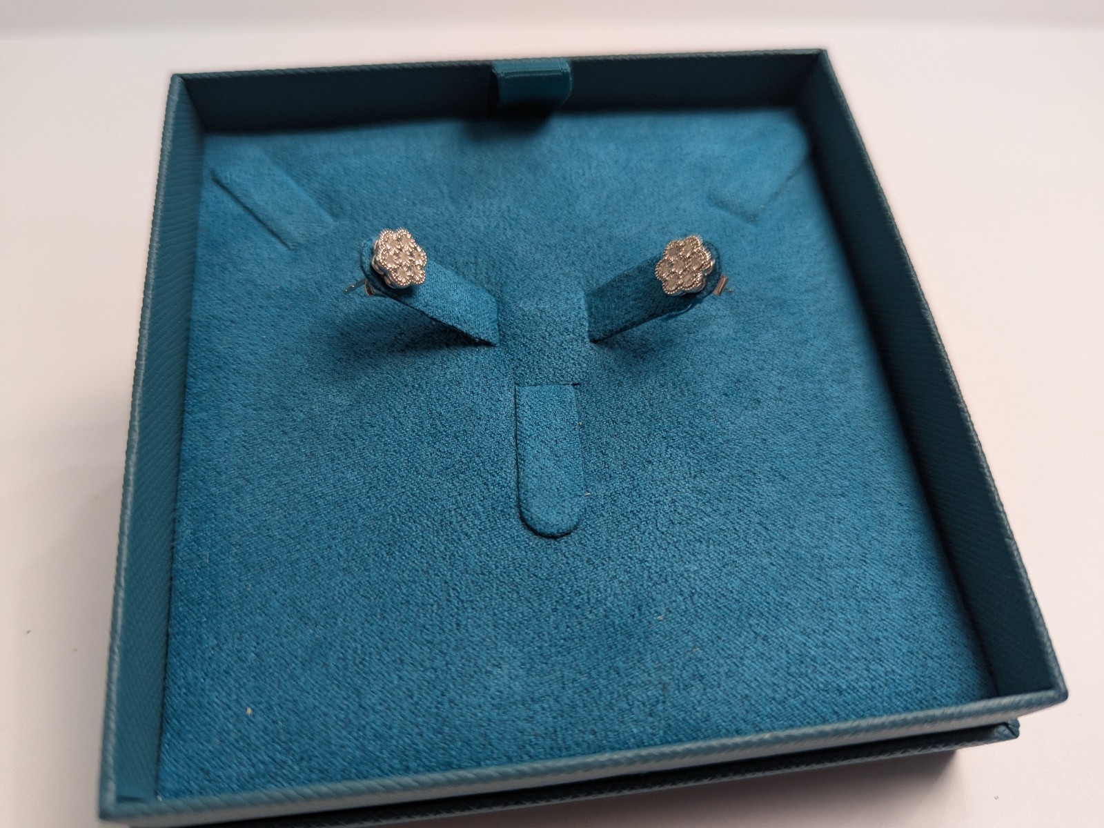 Effy Diamond Flower Stud Earrings 0.09Tw Brand New in Box, never worn!!!