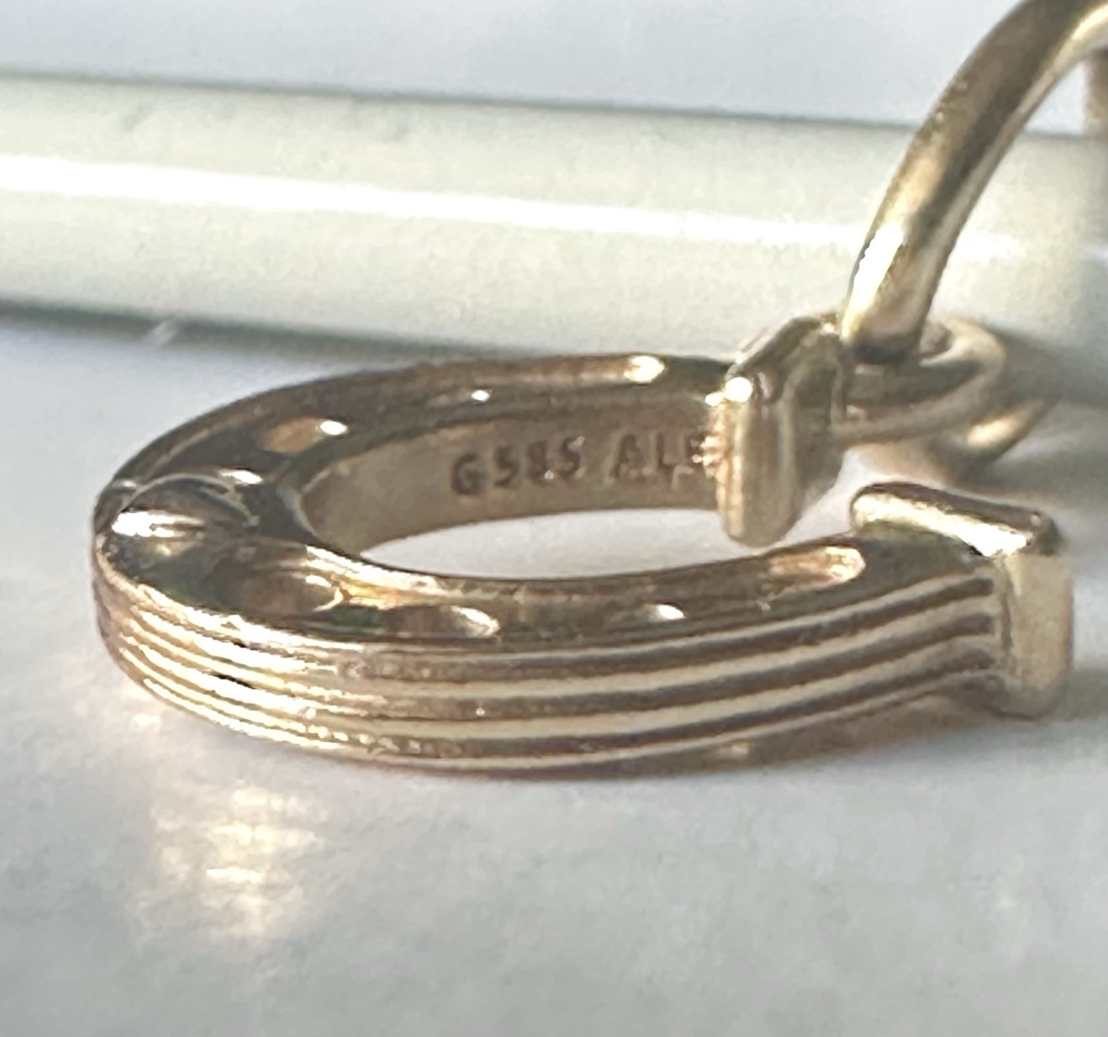 Excellent Condition Pandora Moments My Lucky Horseshoe Dangle Charm 752328C00