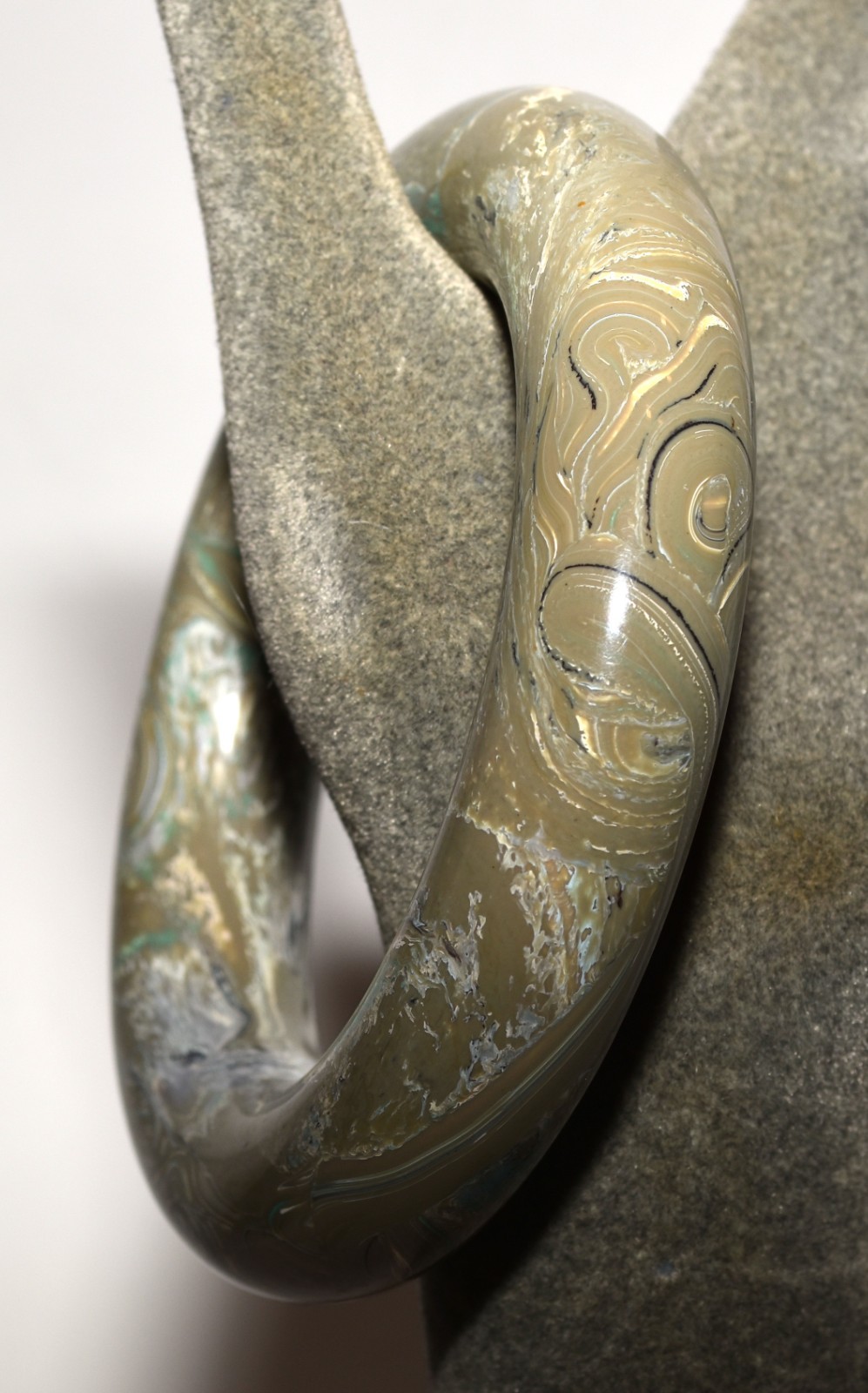 Vintage Olive Green White Black Swirls Rounded Lucite Bangle Bracelet Size 7.5
