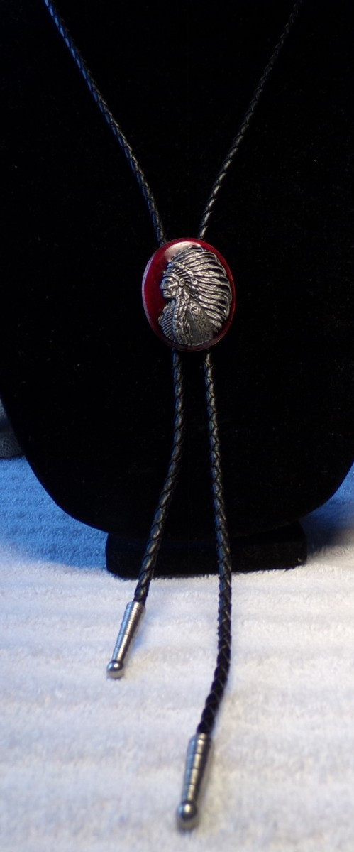 VTG 1987 SISKIYOU CAST AMERICAN INDIAN CHIEF RICH RED ENAMEL BLACK BOLO TIE