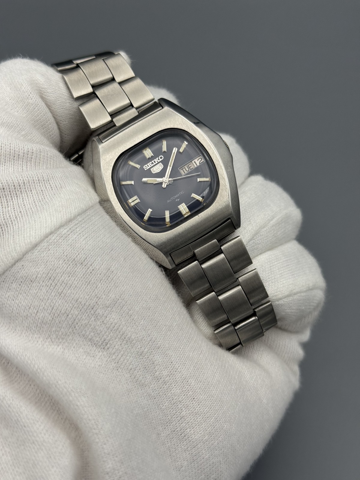TV Shape Vintage Seiko 5 Automatic Black Dial Day/Date Men’s Wrist Watch Japan