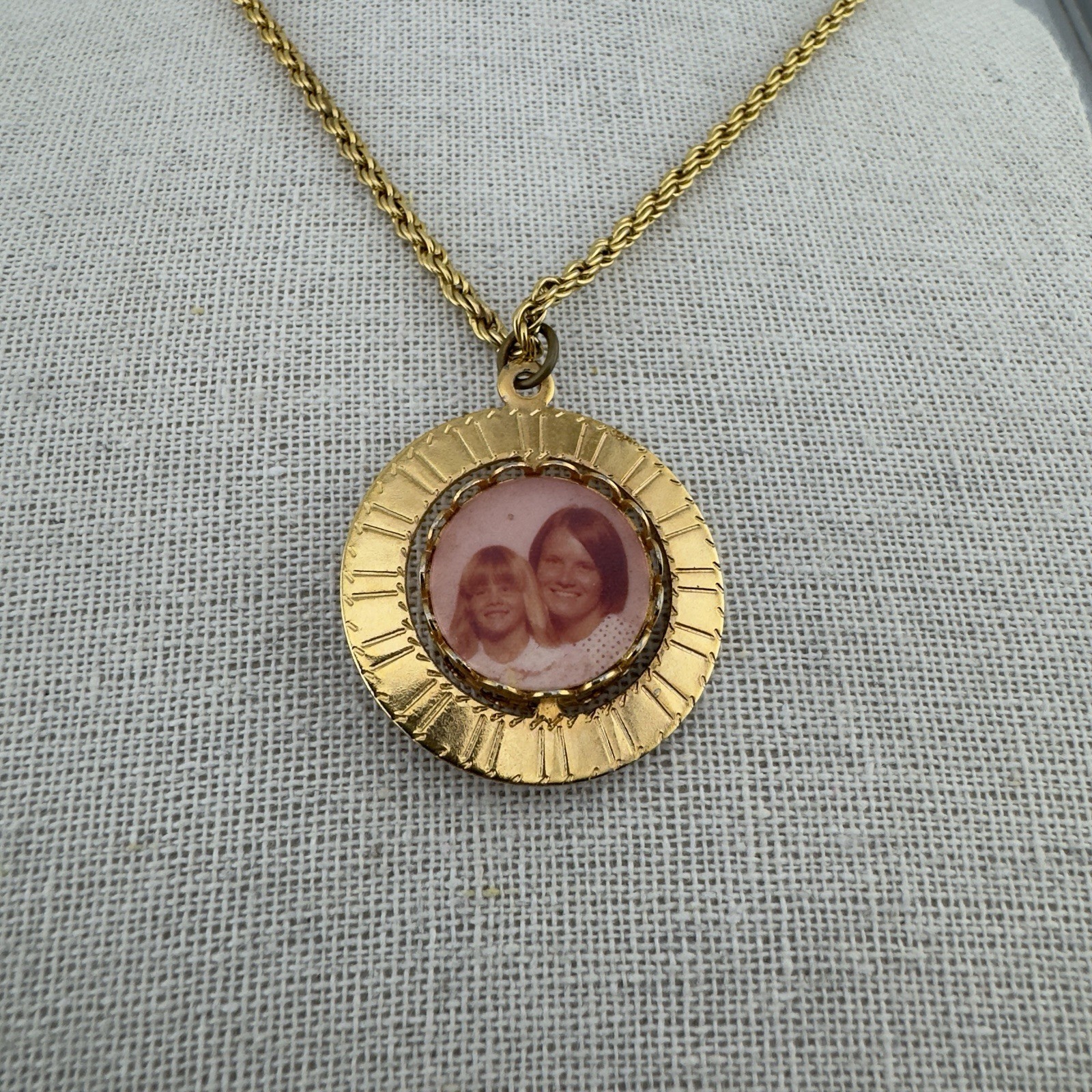 Vintage 70’s Photo Locket Holder Double Sided Spinner Pendant Necklace Gold 24″