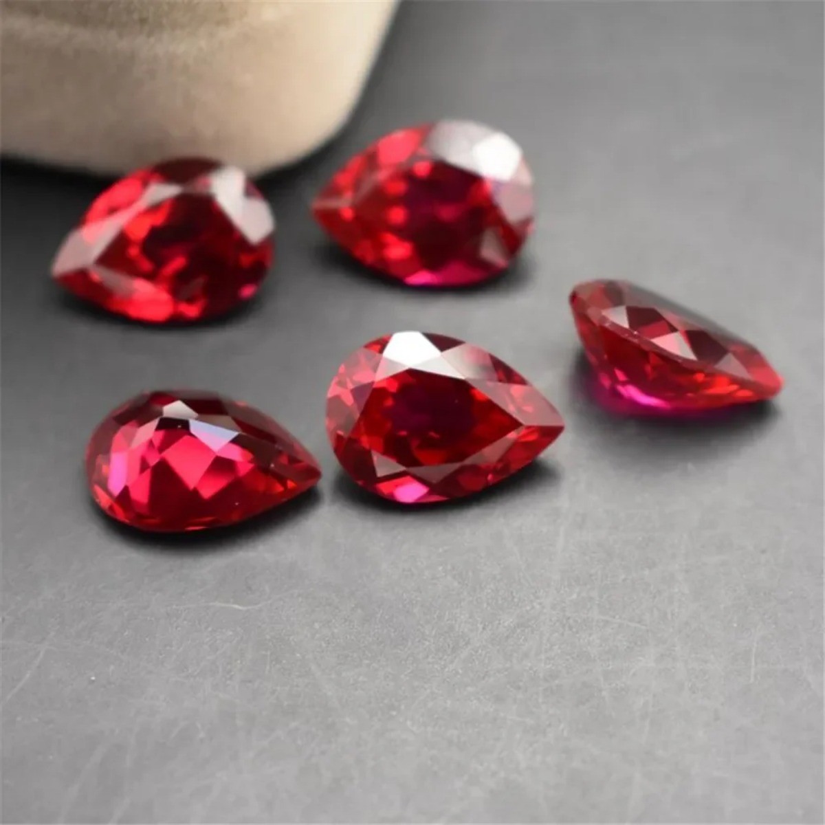 Blood-red Pear Shaped Faceted Ruby Teardrop Cut Ruby Gem Mohs Hardness 9