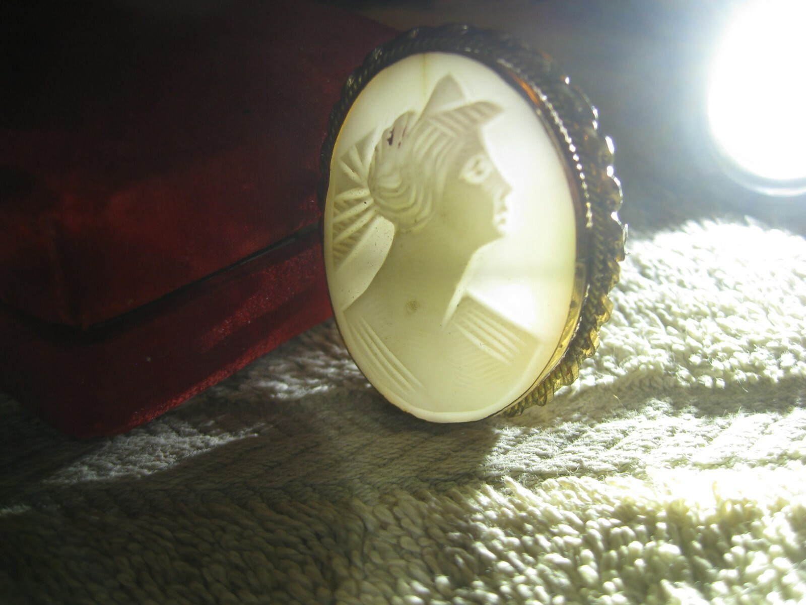 Detailed Shell Cameo Brooch Set in Gold