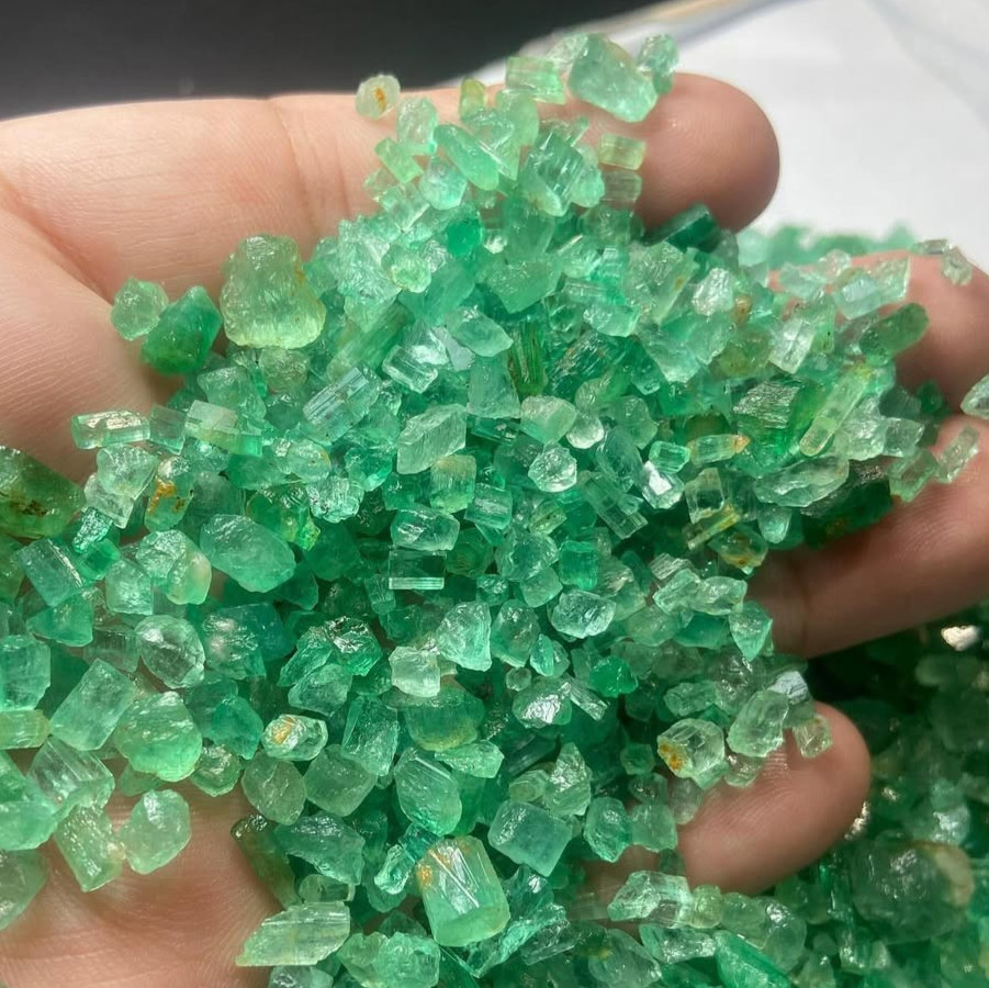 100 Pices Emerald Rough, Natural Colombian Emerald Rough, Size 3to5mm.
