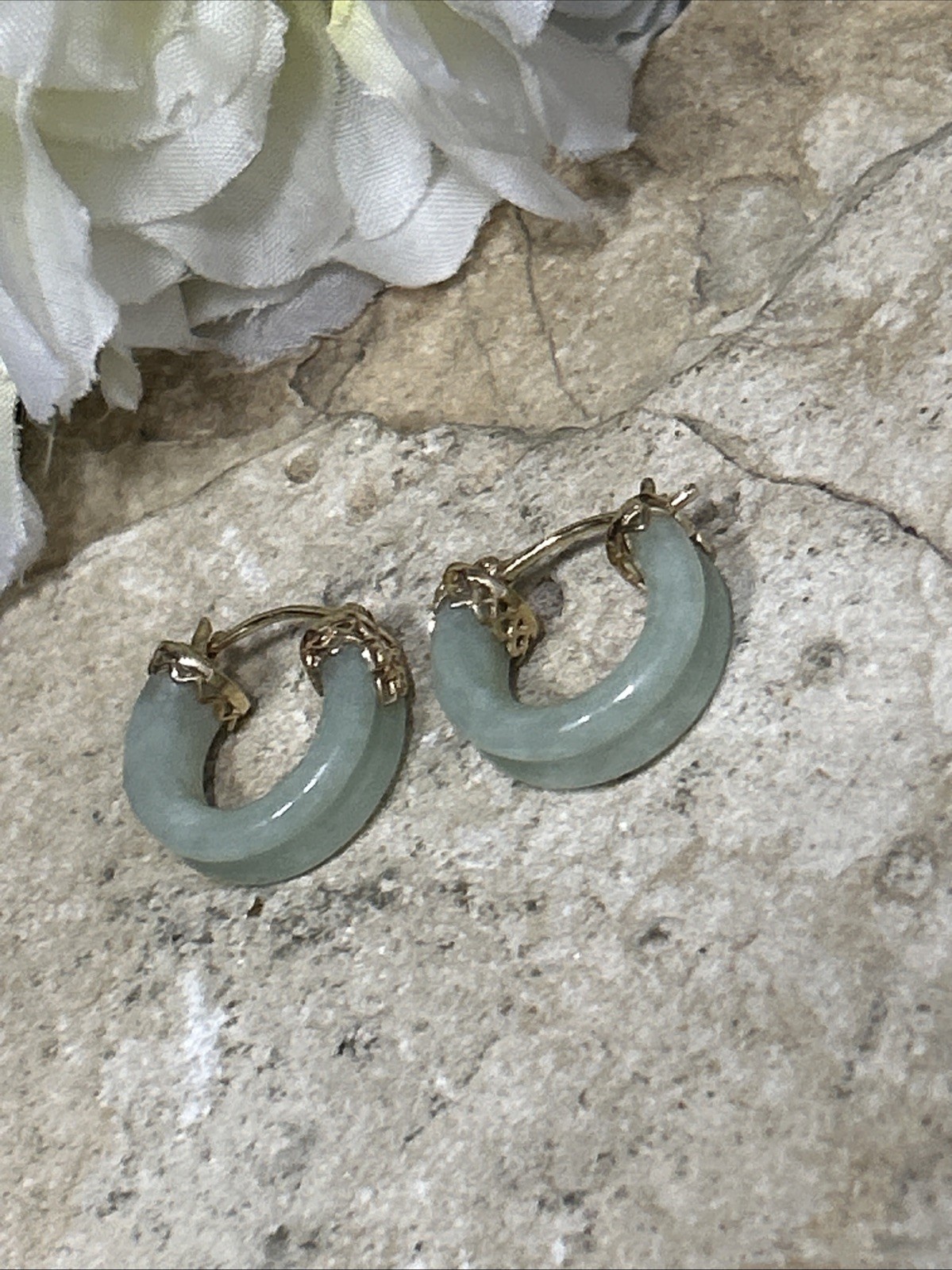 36. Vintage 14K Yellow Gold Light Green Jade Hoop Snap Earrings 17.4mm, 5.3g