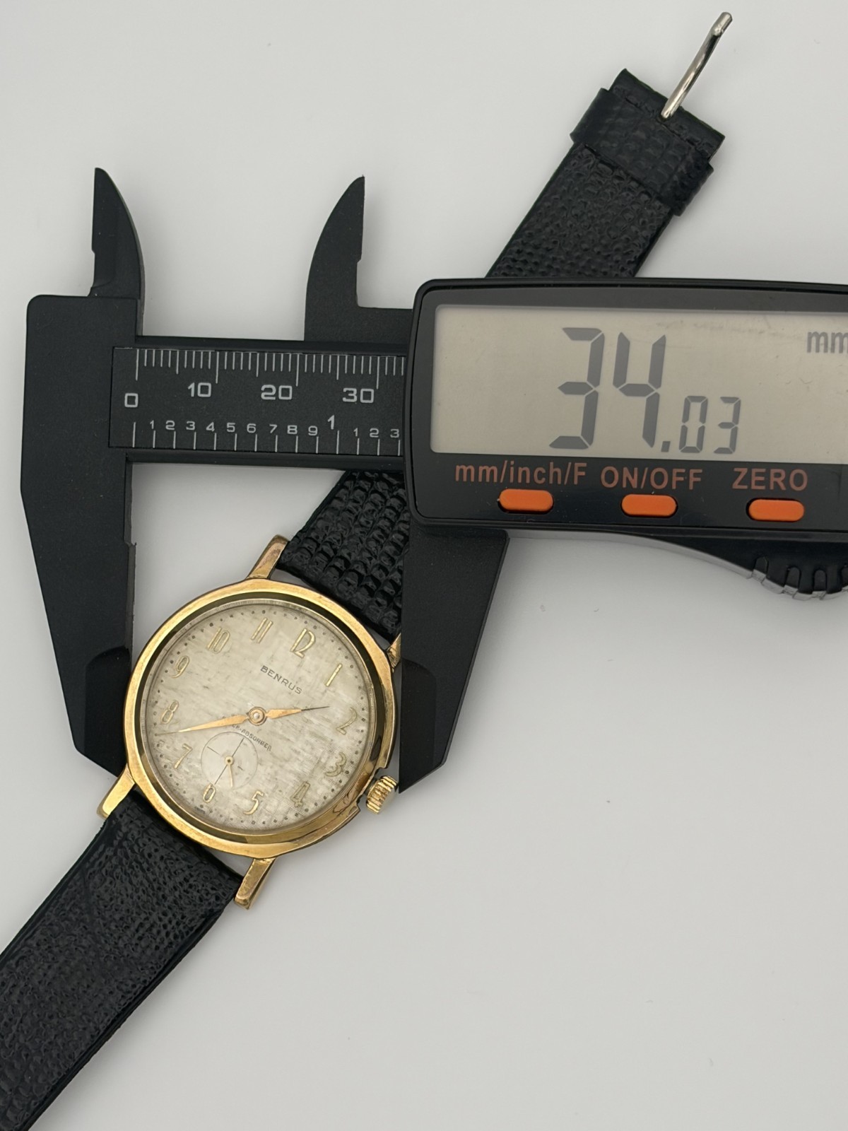 Benrus Men’s Round Manual Wind Vintage Mechanical Wristwatch – Lot 134