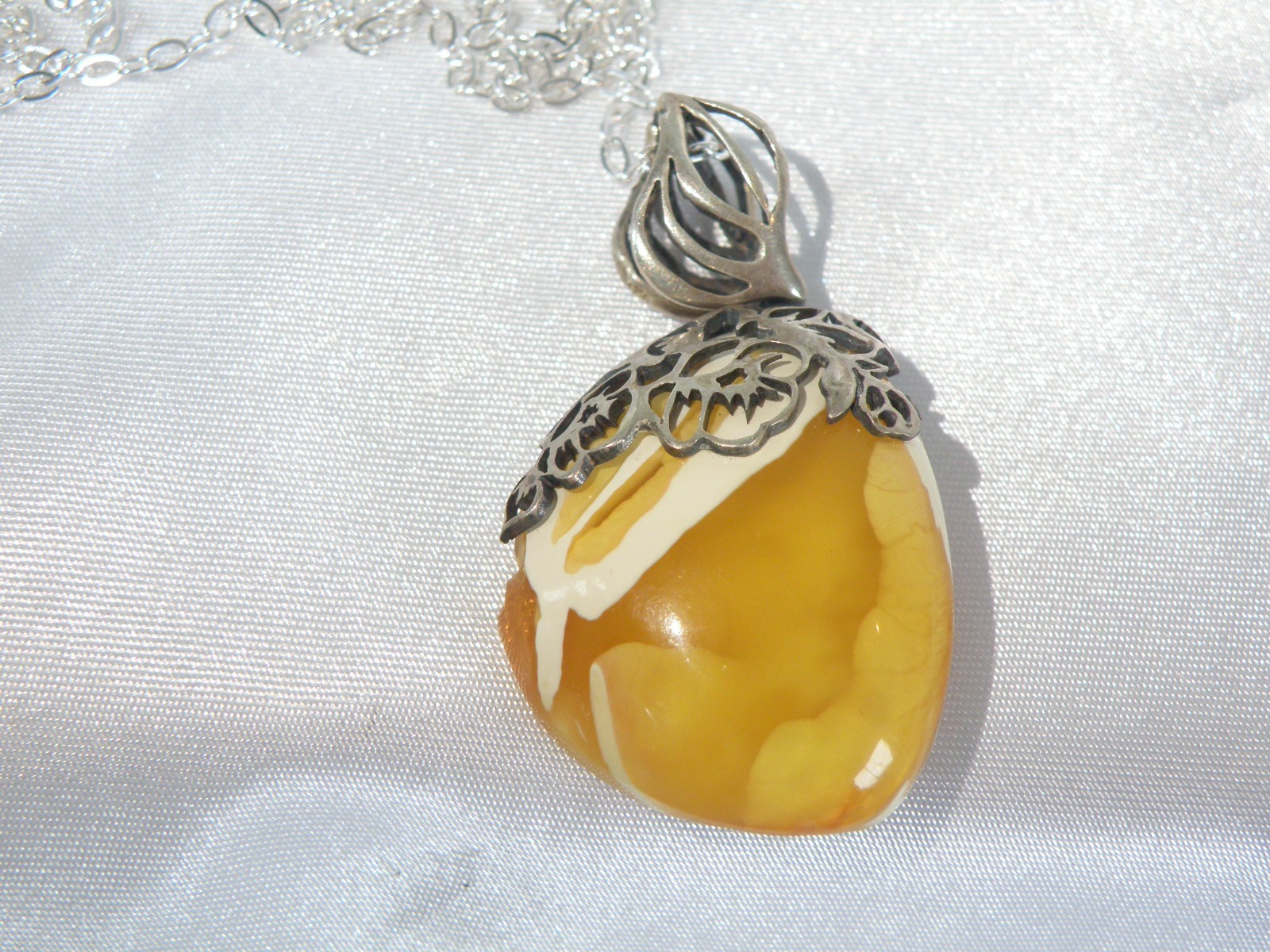 Vintage Sterling Silver 925 Butterscotch Egg Yolk Amber Pendant Necklace