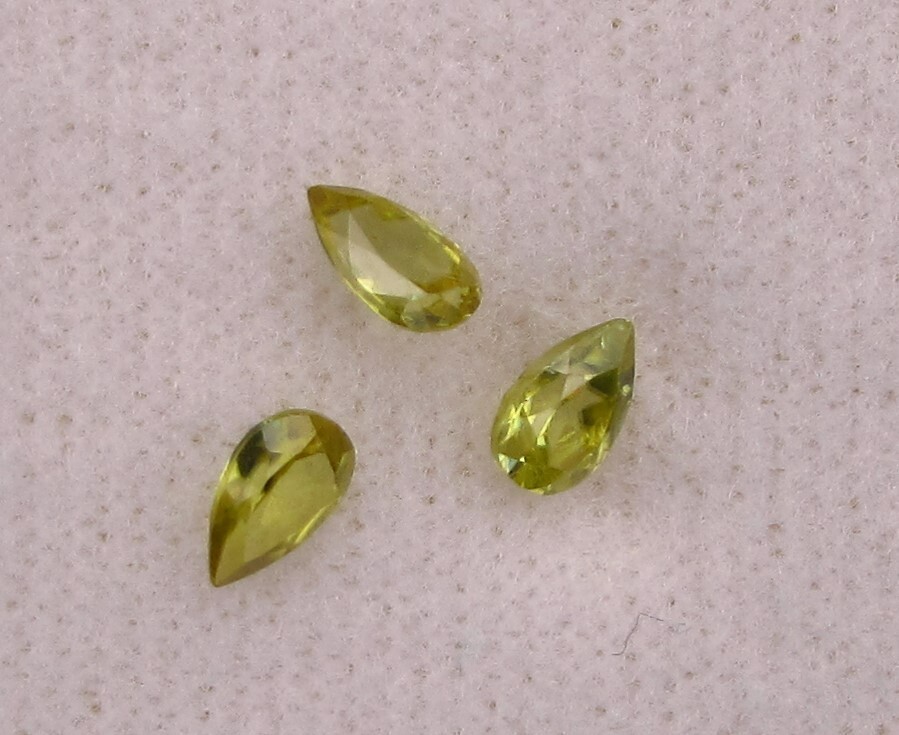 SPHENE. Lemon Green Pear Shape, VSI. 3 PCS, 6 X 4 mm, 1.29 TCW.