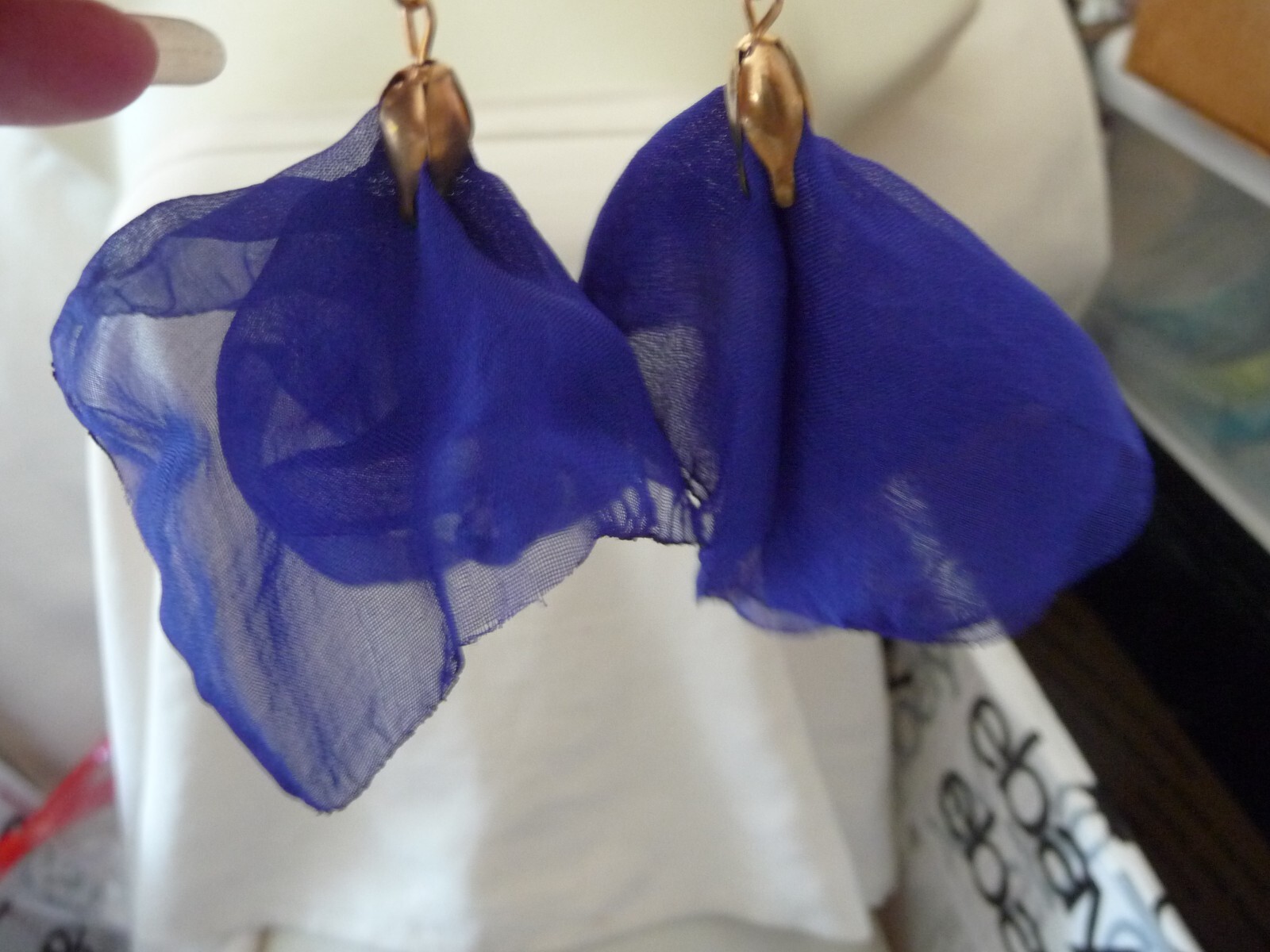 ROYAL BLUE FABRIC NET LACE 2 1/2″L DANGLE PEARLS PIERCED EARRINGS #25/21A