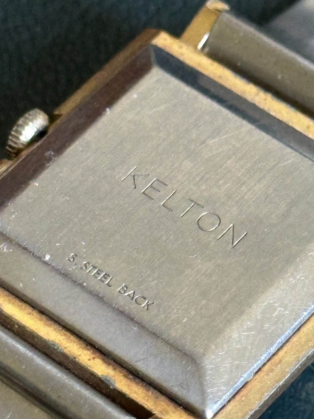 Kelton Armachoc mécanique antichoc vintage Métal doré, fond en acier inoxydable