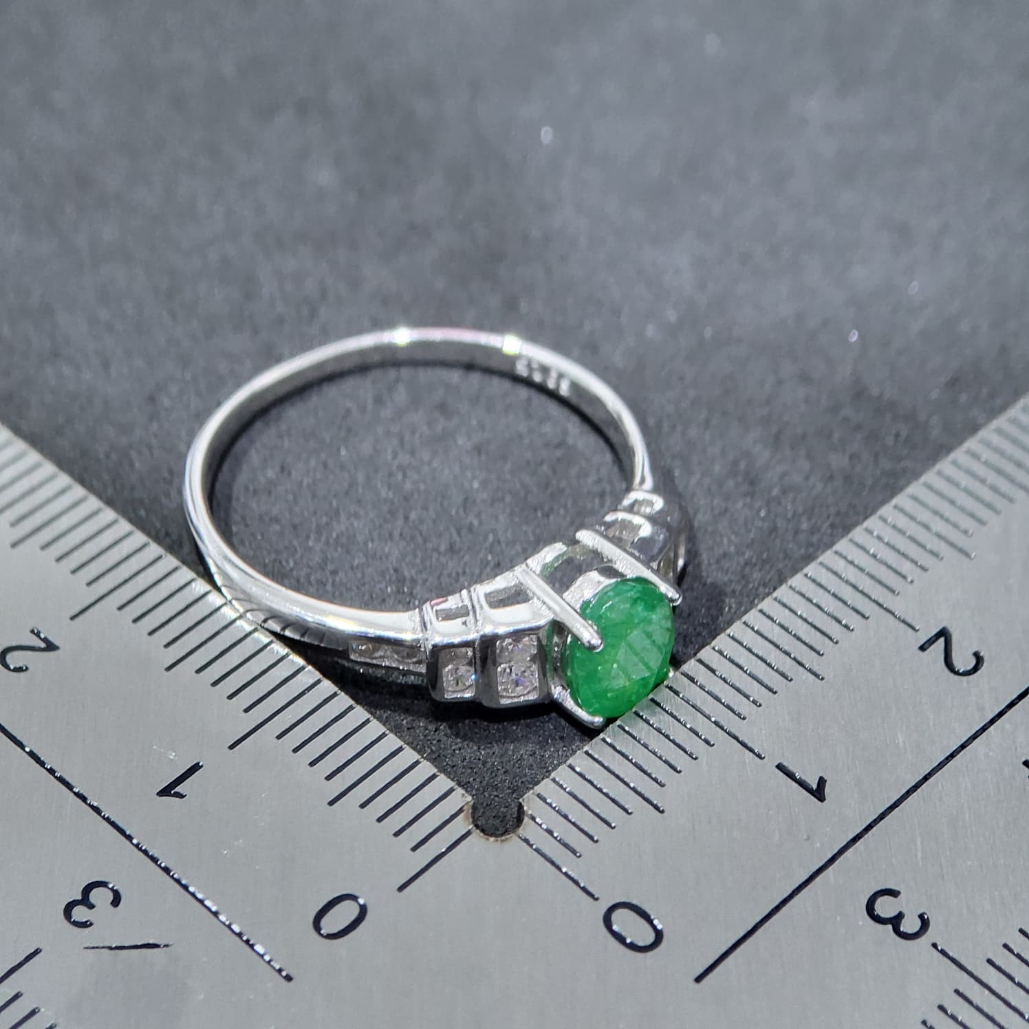 925 Sterling Silver Natural Emerald Gemstone Ring Oval Top Rich Green 9