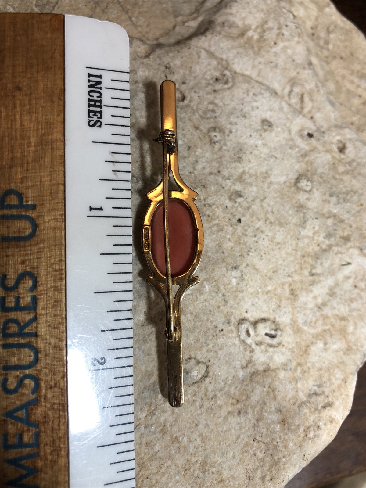 Vintage 750 18K Yellow Gold Salmon Coral Bar Pin Brooch 6g, 2 7/16″