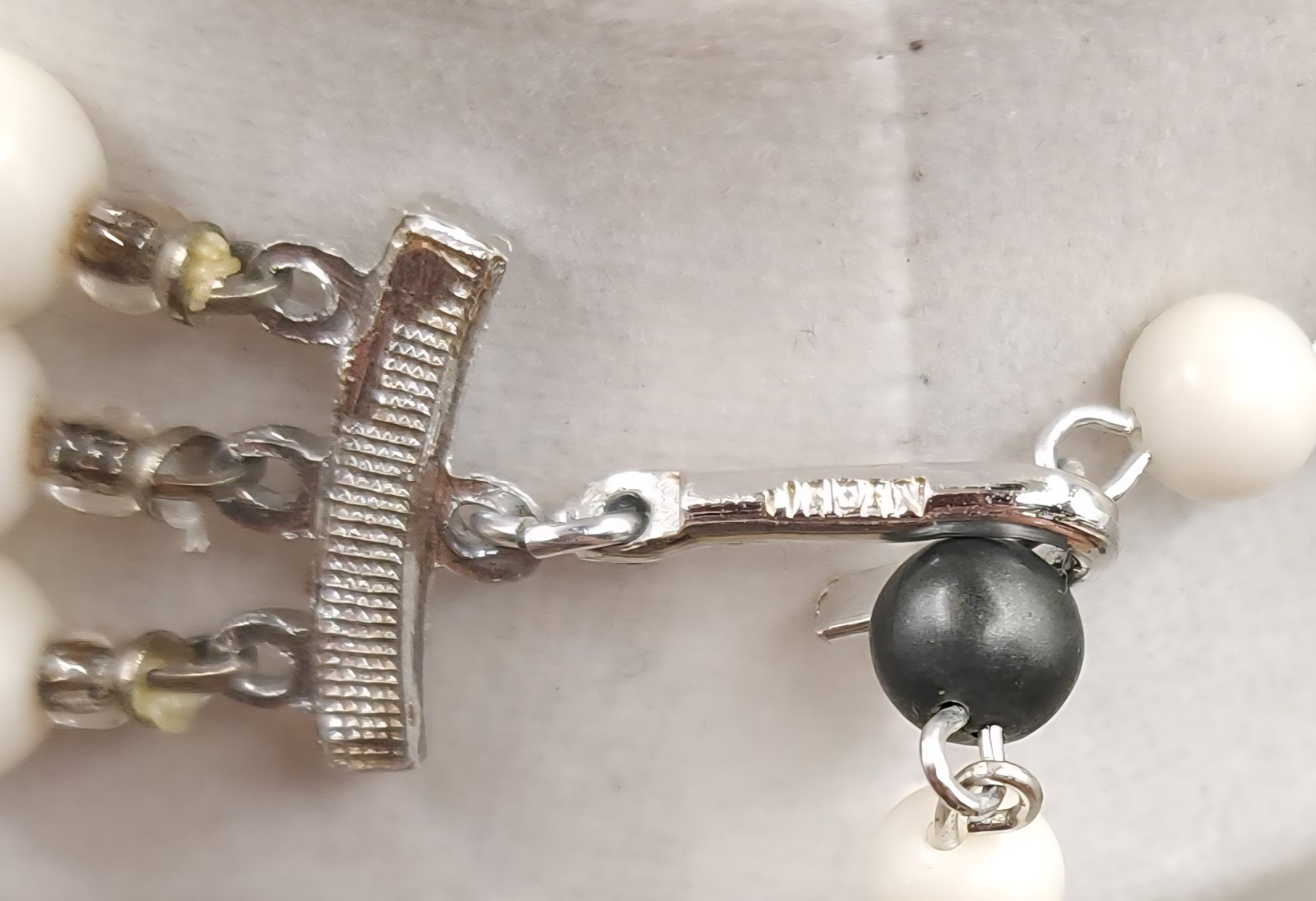 Vintage 50s-60s JAPAN 3 Strand Gray White Acrylic Beaded Statement 14″ Necklace