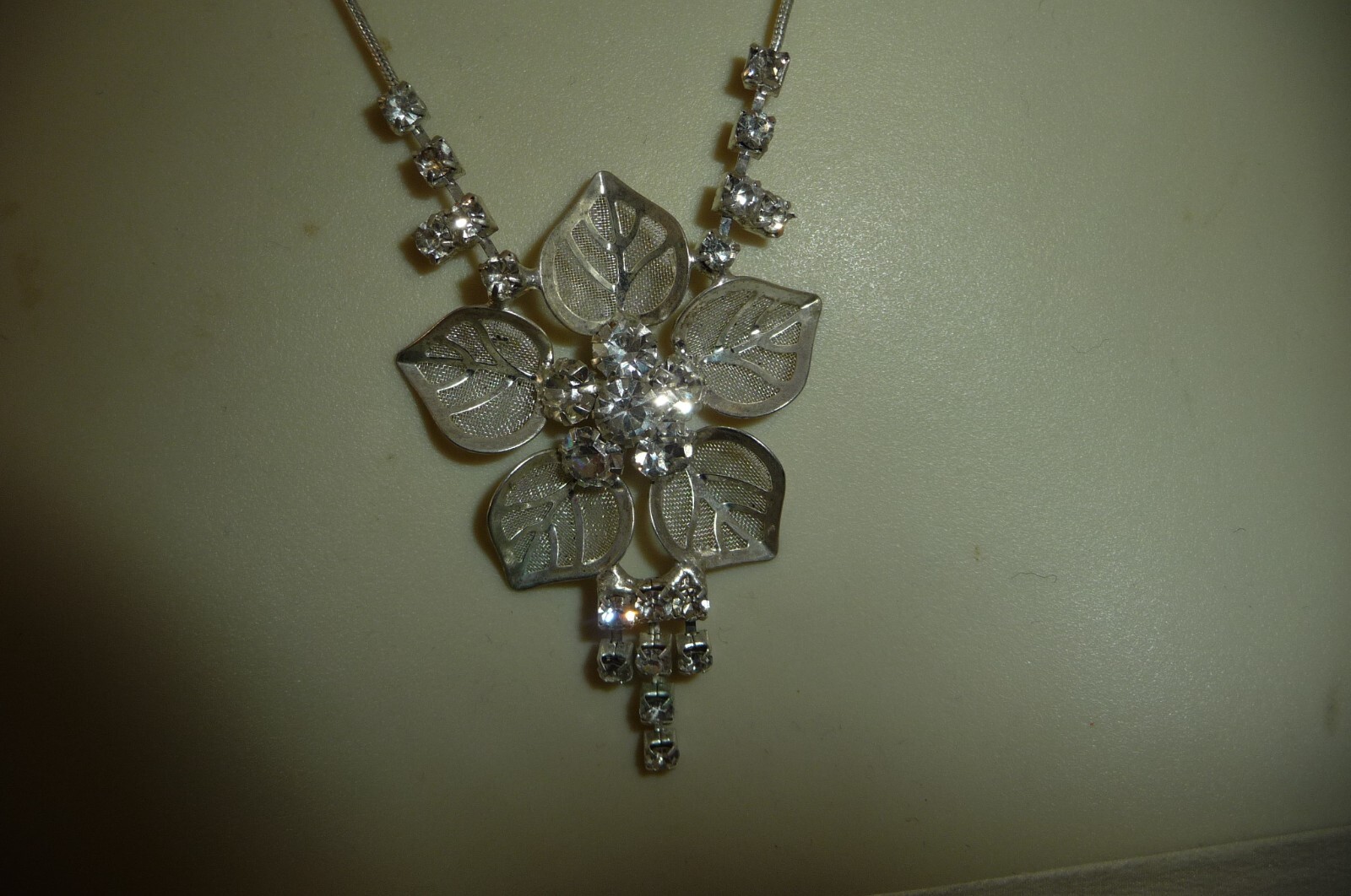 #1219A NECKLACE 10″L FINE SILVER TONE CHAIN DELICATE WHITE FLOWER W RHINESTONES