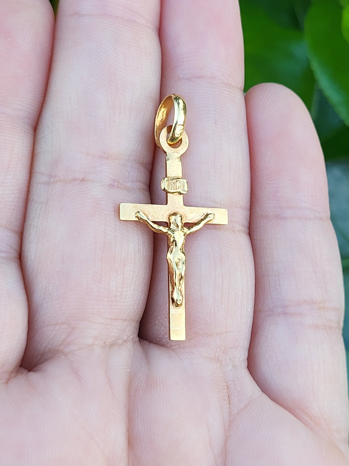 750 18K Crucifix Charm Pendant for Necklace 1.5″ 1.9 Grams Jesus Cross INRI
