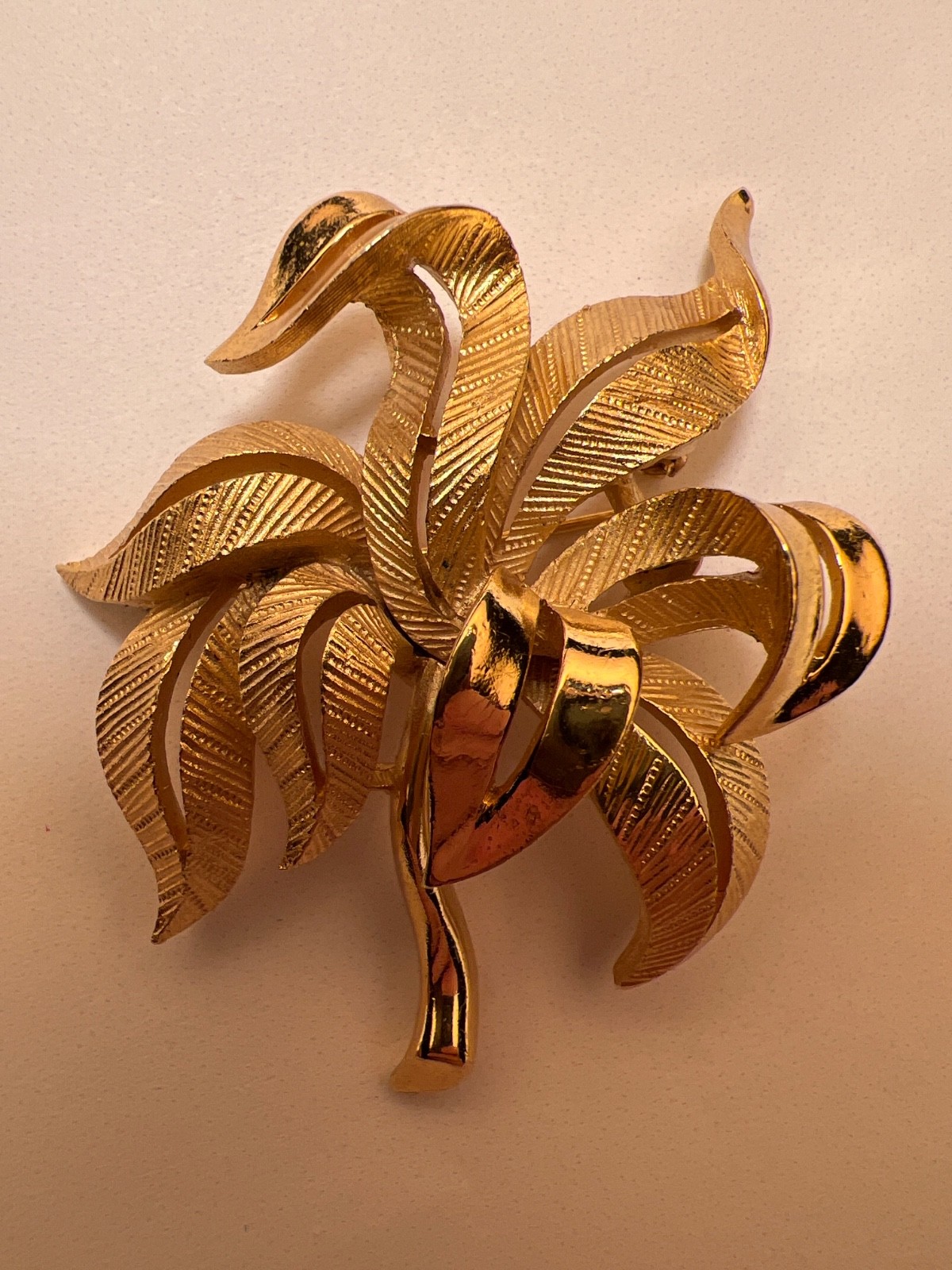 BRUSHED & GLOSSY GOLD TONED TRIFARI TEXTURED FIGURAL LEAF PALM TREE BROOCH