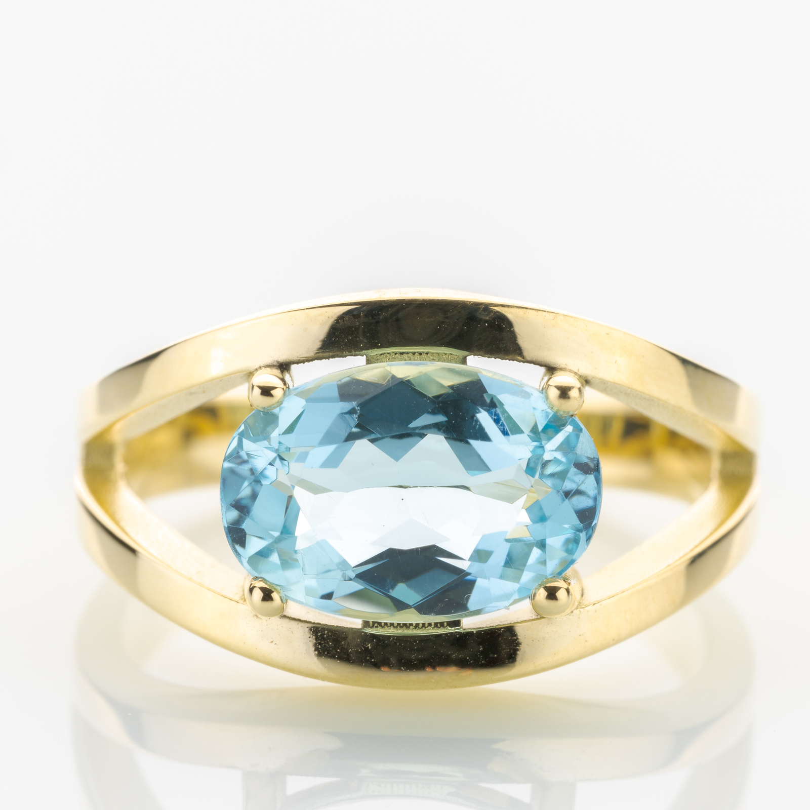 14k gold ring with an aquamarine