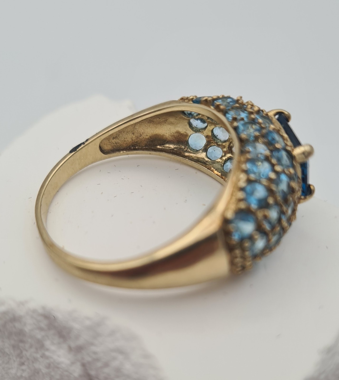 Elegant 375 Yellow Gold Blue Topaz Trim Ring