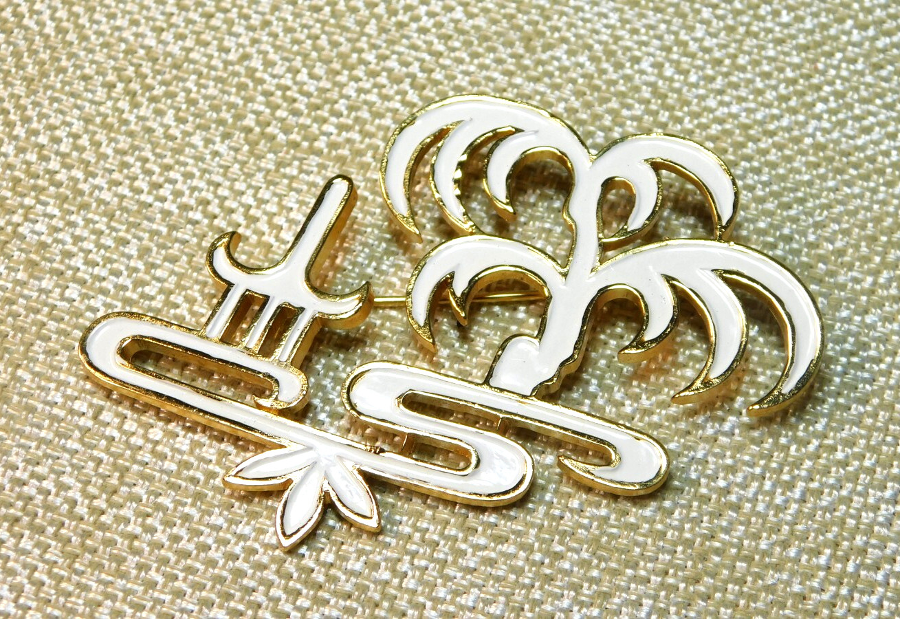 VINTAGE CROWN TRIFARI ” L’ORIENT ” ASIAN THEME WHITE ENAMEL GOLD TONE BROOCH