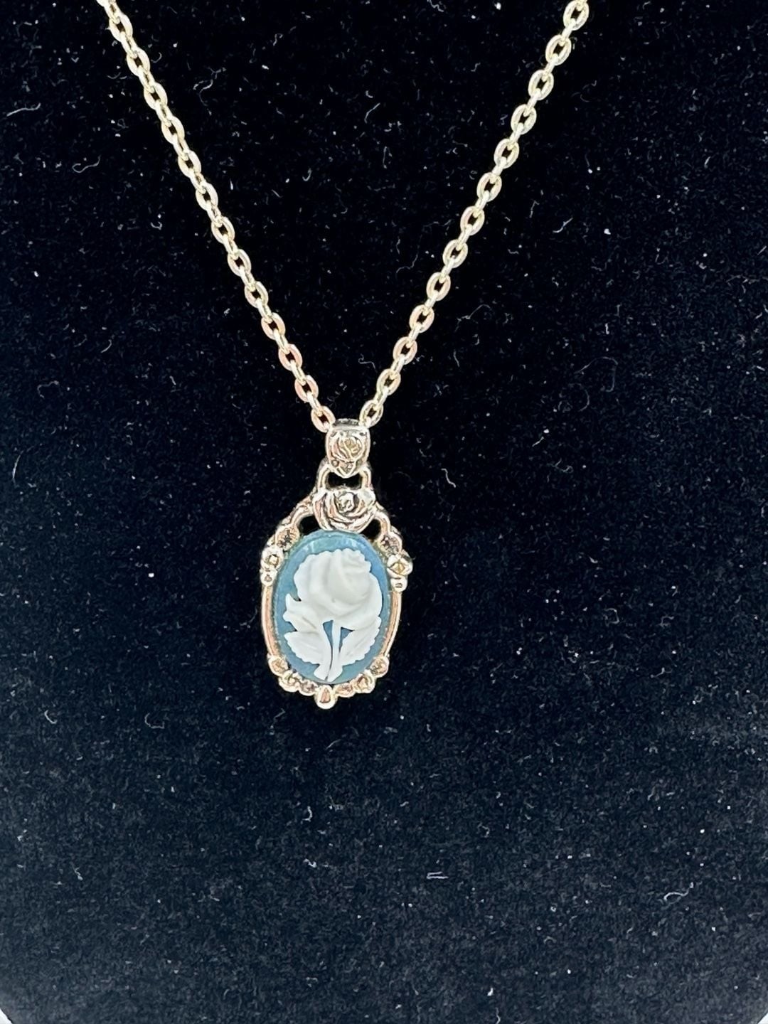 Vintage Sarah Coventry Gold Tone and Rose Pendant 16” Chain With Sarah Hallmar
