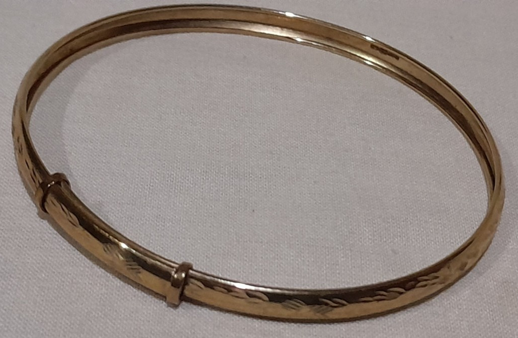 LARGE 9ct Gold ‘ADULT’S EXPANDABLE DIAMOND-CUT’ 8 inch Round BANGLE. 4.90 grams