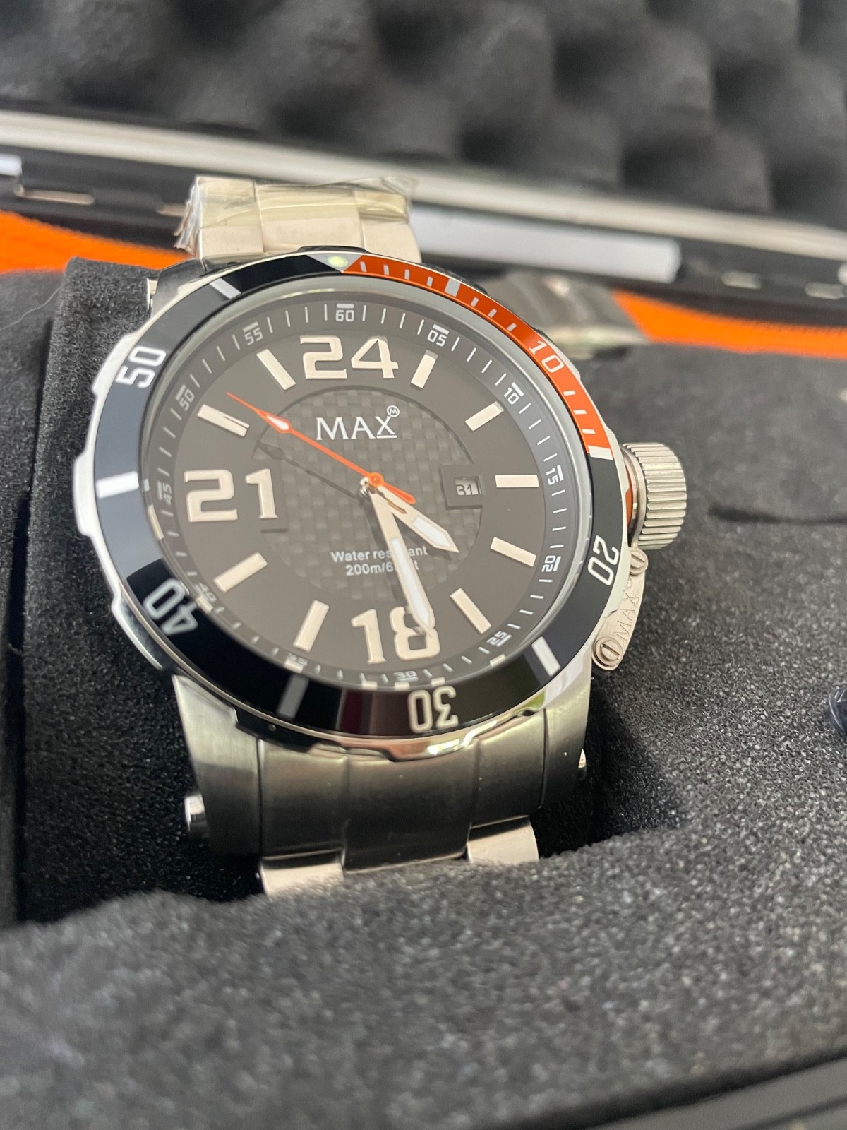 “Max Diver” 5-MAX545, 47mm stainless steel case, black dial, silver strap