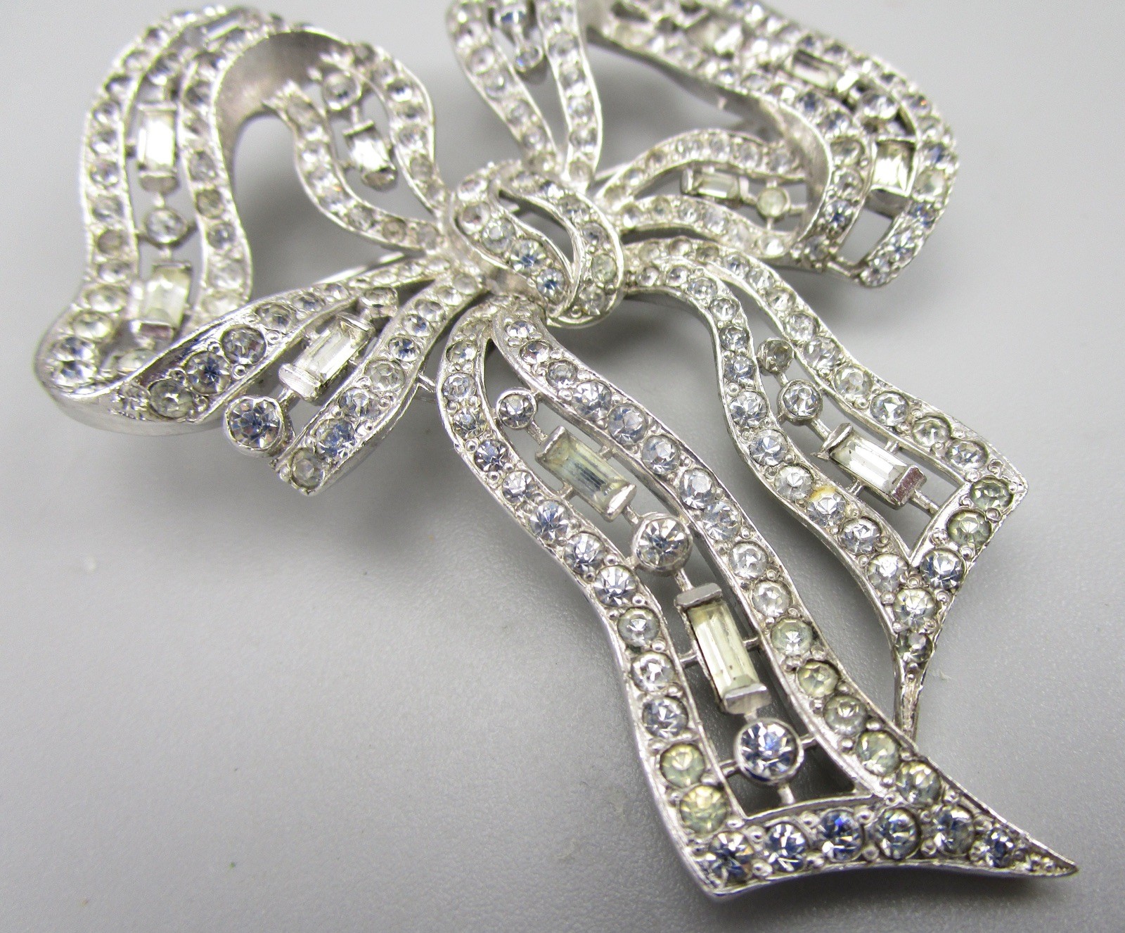 BEAUTIFUL EARLY UNSIGNED EARLY BOUCHER SILVERTONE RHINESTONE BOW BROOCH PIN
