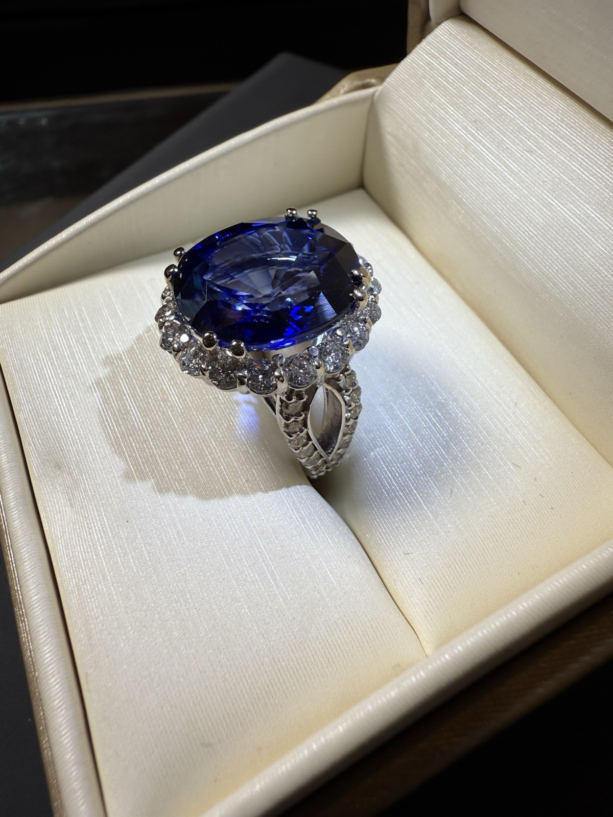 AIGL Certified 14kt Gold 23.62 ct Oval Natural diffused Sapphire & Diamond Ring