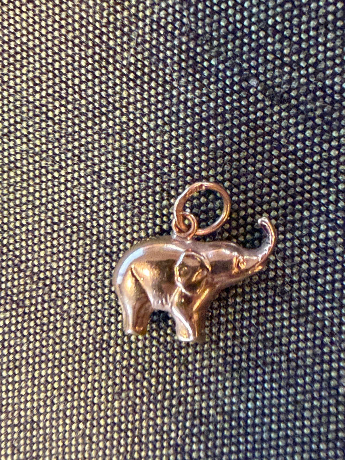 Vintage 3/4″ Solid 10kt Gold Elephant Pendant NOS NOI 0.5g