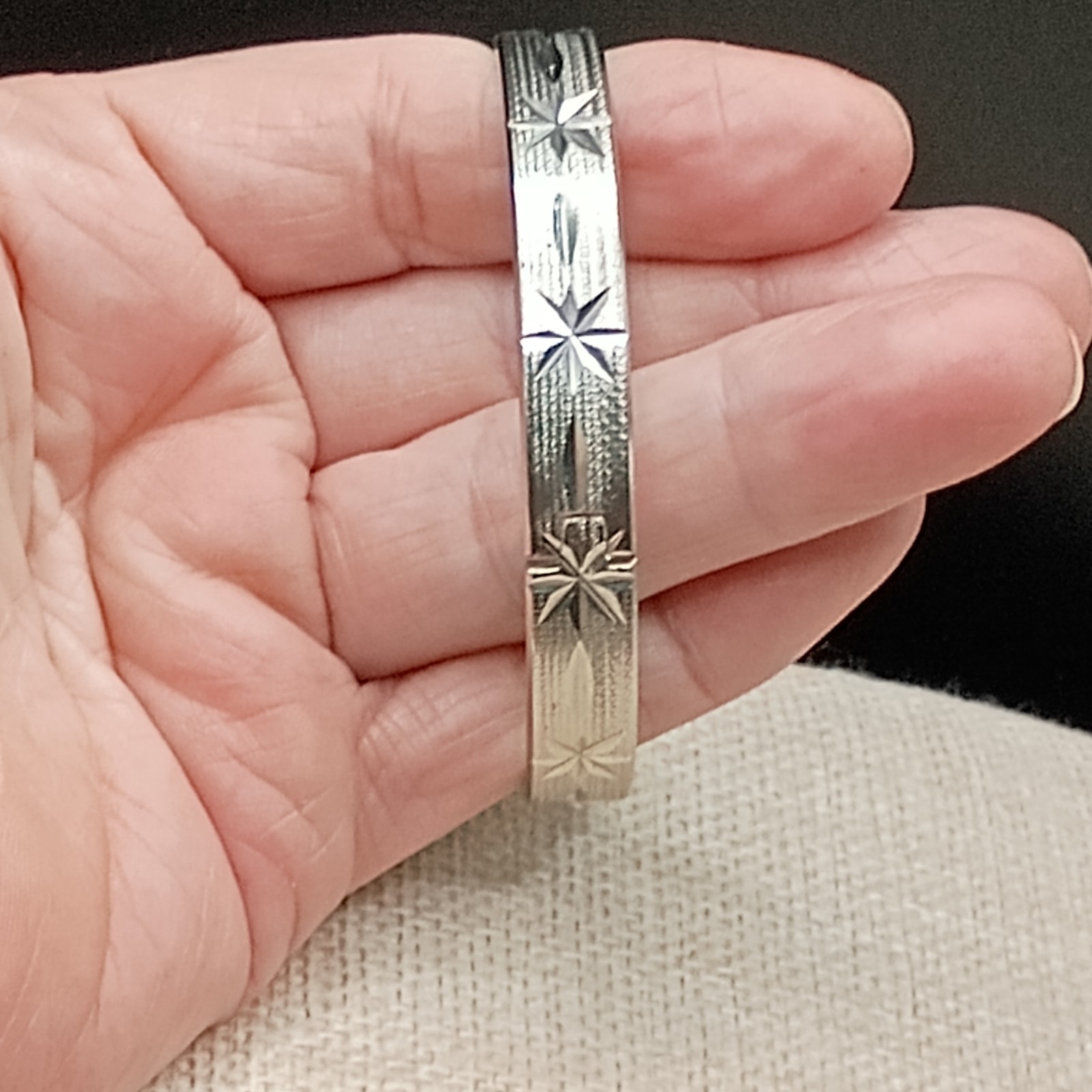 Vintage Silver Tone Hinged Bangle Bracelet 7″ Etched Stars Celestial Push Lock