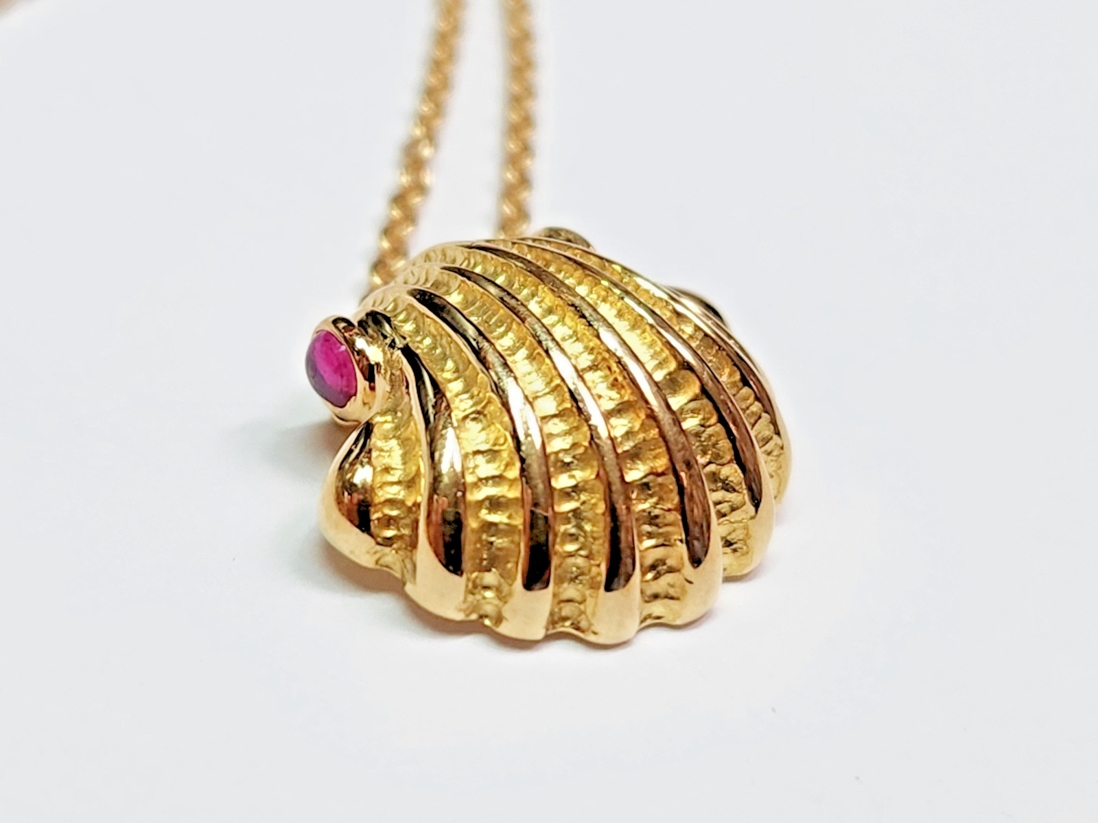TIFFANY & Co. 1990s 18k Ruby Cabochon Accented Oyster Shell Pendant 16″ Necklace