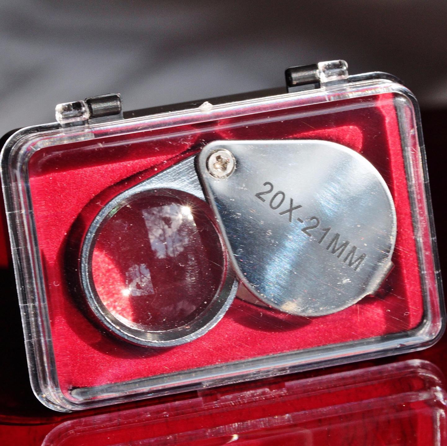 One(1) Jeweler’s loupe 20x magnifier 20x21mm in box and case