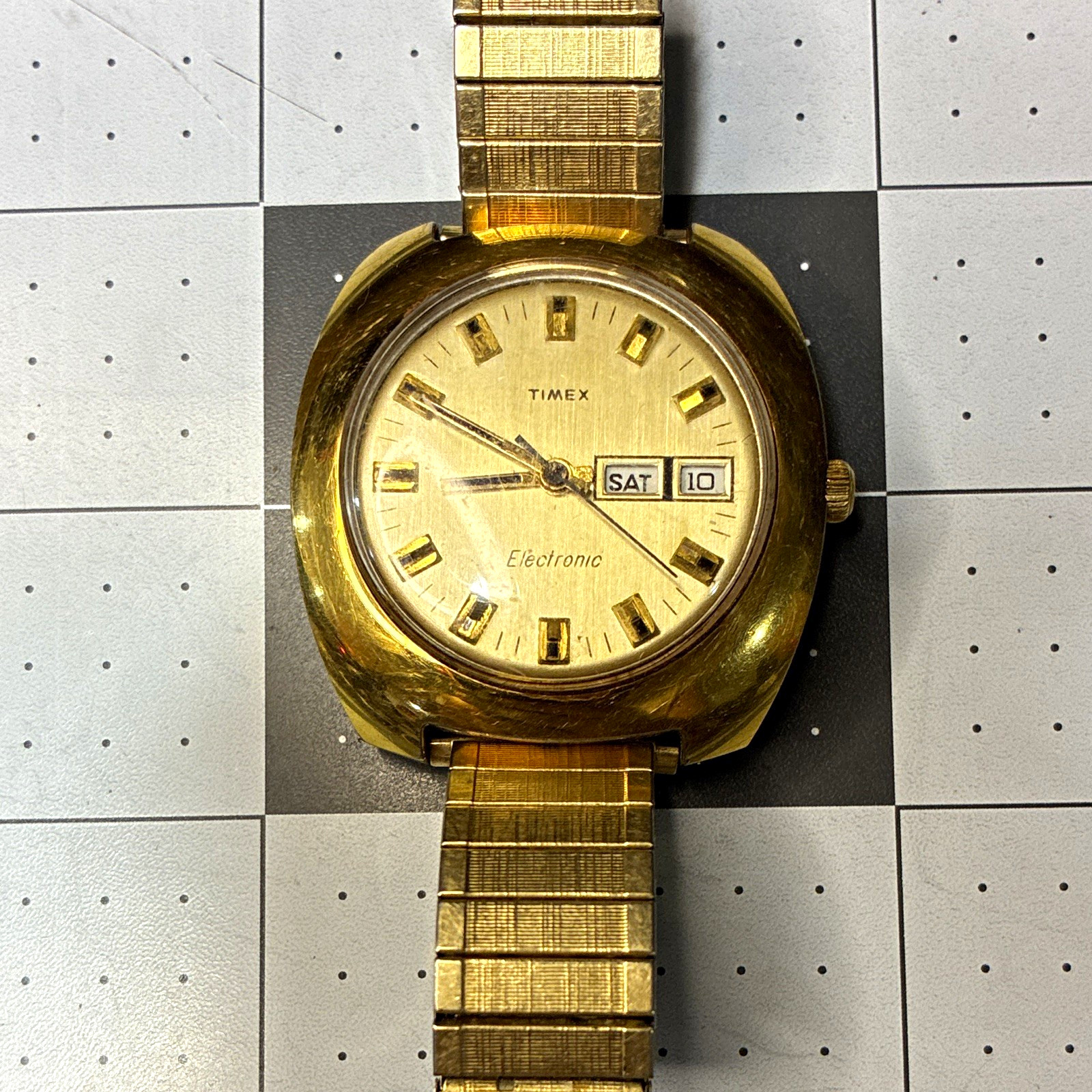 Vintage 1970s Timex Electronic UFO Cushion Case Watch 39.7mm Jumbo Day Date Runs