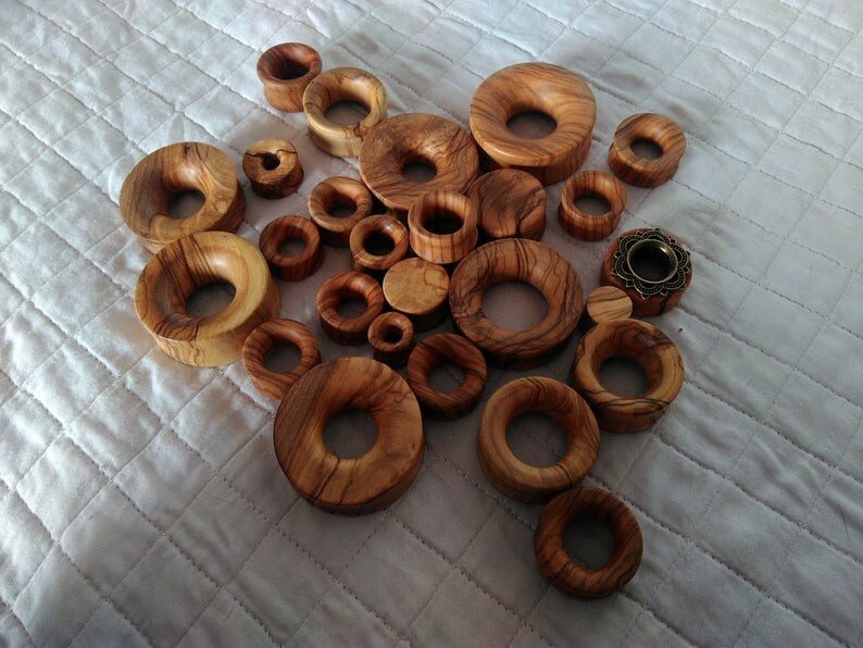 ear tunnel plugs legno ulivo handmade varie misure liquidazione 