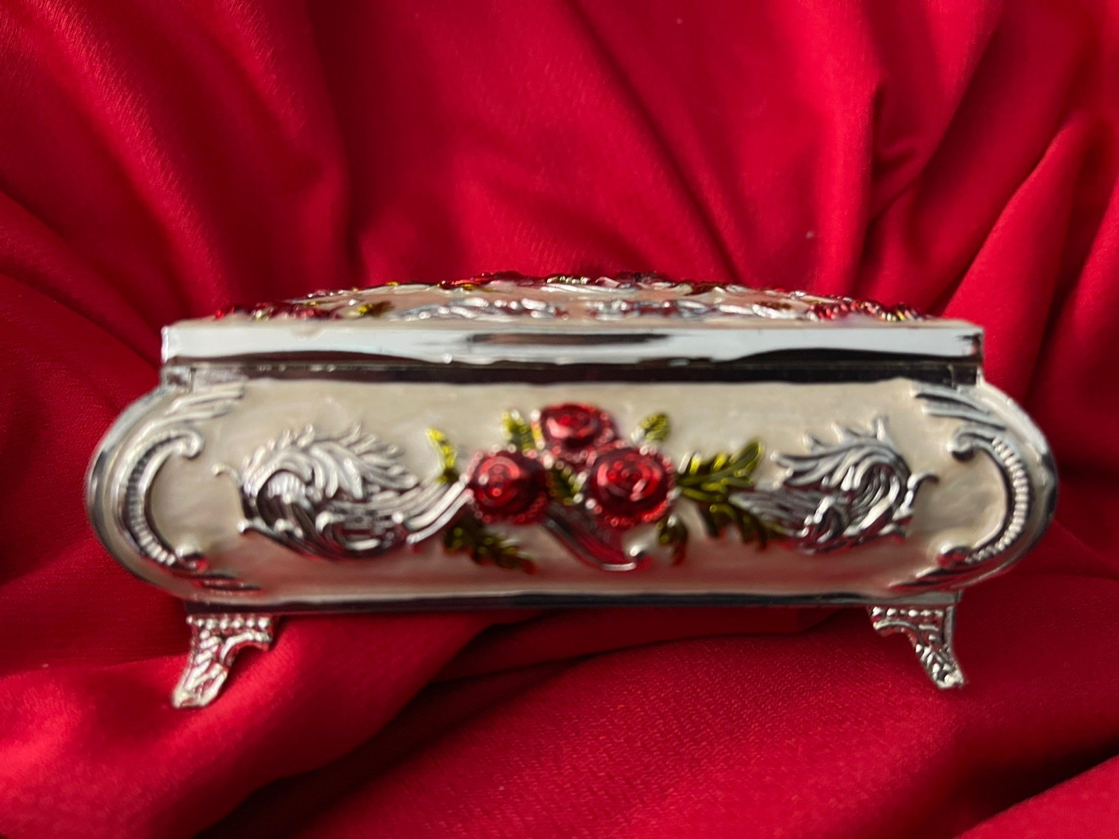 Gorgeous Vintage Red Roses 🌹 Flower Jewelry Box.