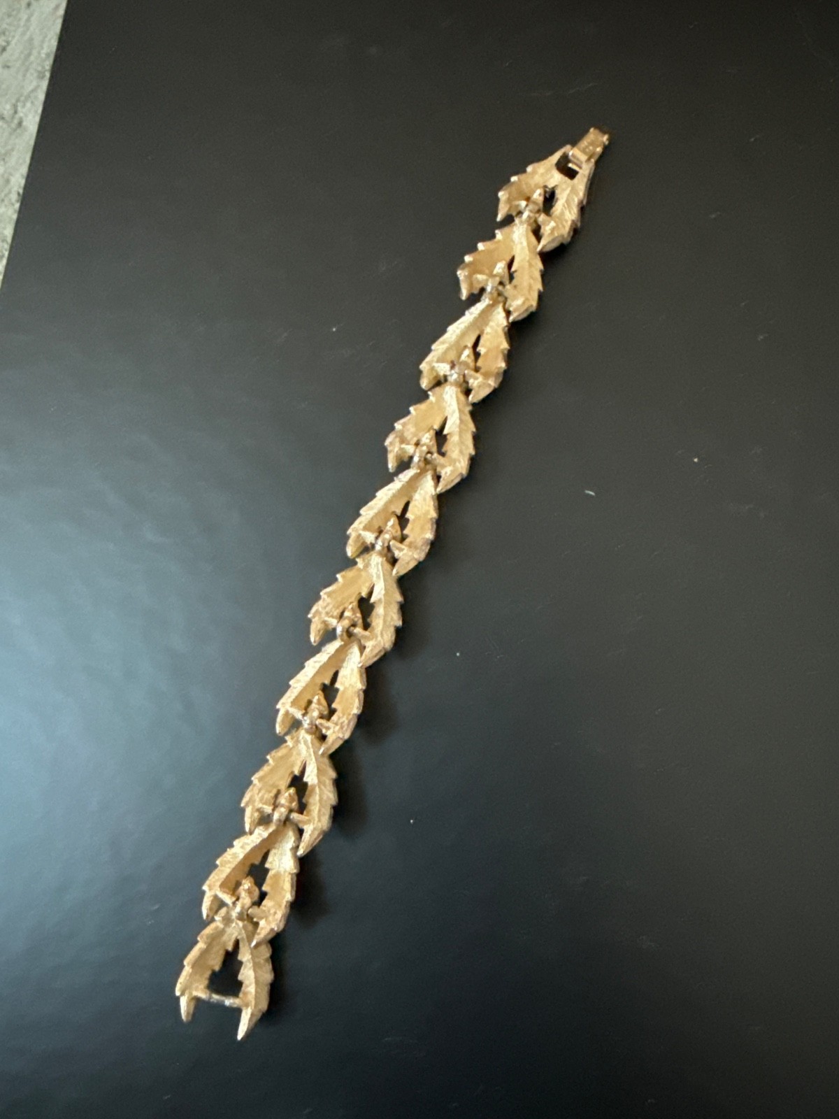 Vintage gold-tone Trifari leaf bracelet – 7”