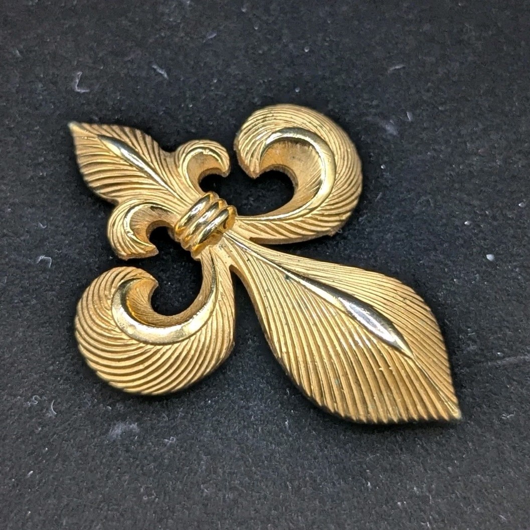Vintage GIOVANNI Signed Gold Tone Textured Fleur De Lis Brooch Pin 2″ MidCentury
