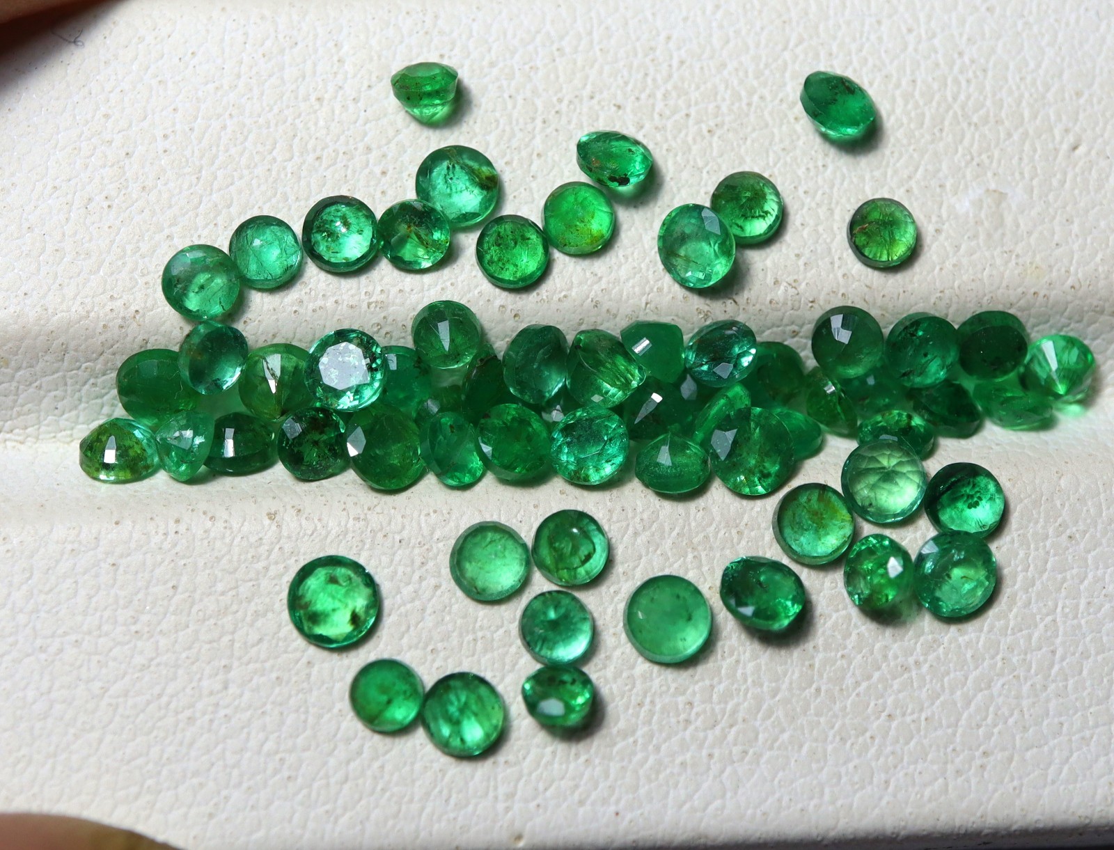 6.5Ct Natural Green Zambia Emerald Faceted Round Gemstones 66 Pcs Lot 2.5 To 3MM