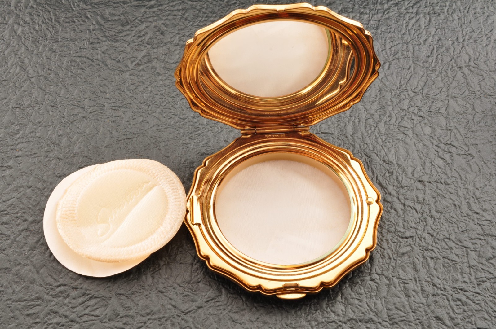 Near mint, England brand “Wedgwood” powder compact and LIP VIEW blue and blue.