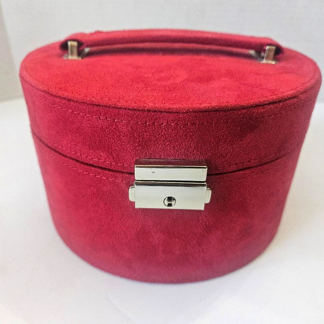 Vtg MELE 7″ Round Red Suede Jewelry Case w/Handle/Drop-Down Mirror/Pull-Out Tray
