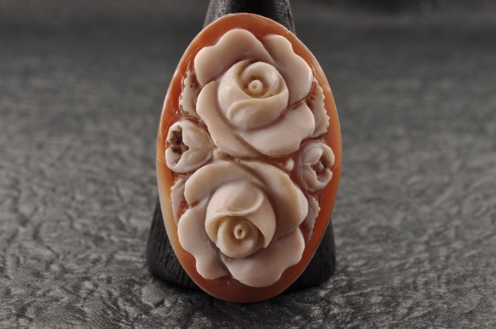 8 items , vintage shell cameo White and brown color (Total 222.5ct) with case.